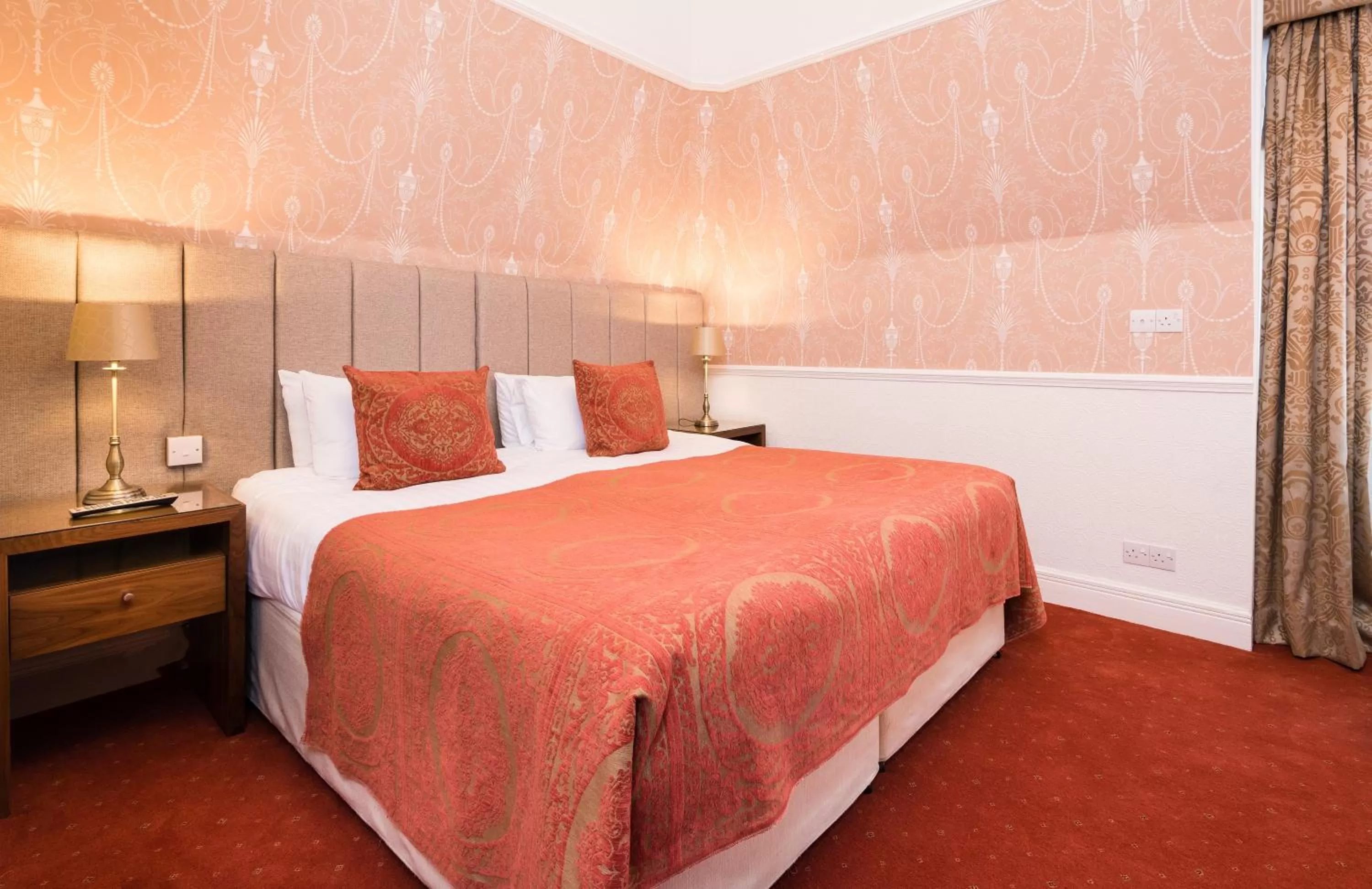 Bathroom, Bed in The Atholl Palace