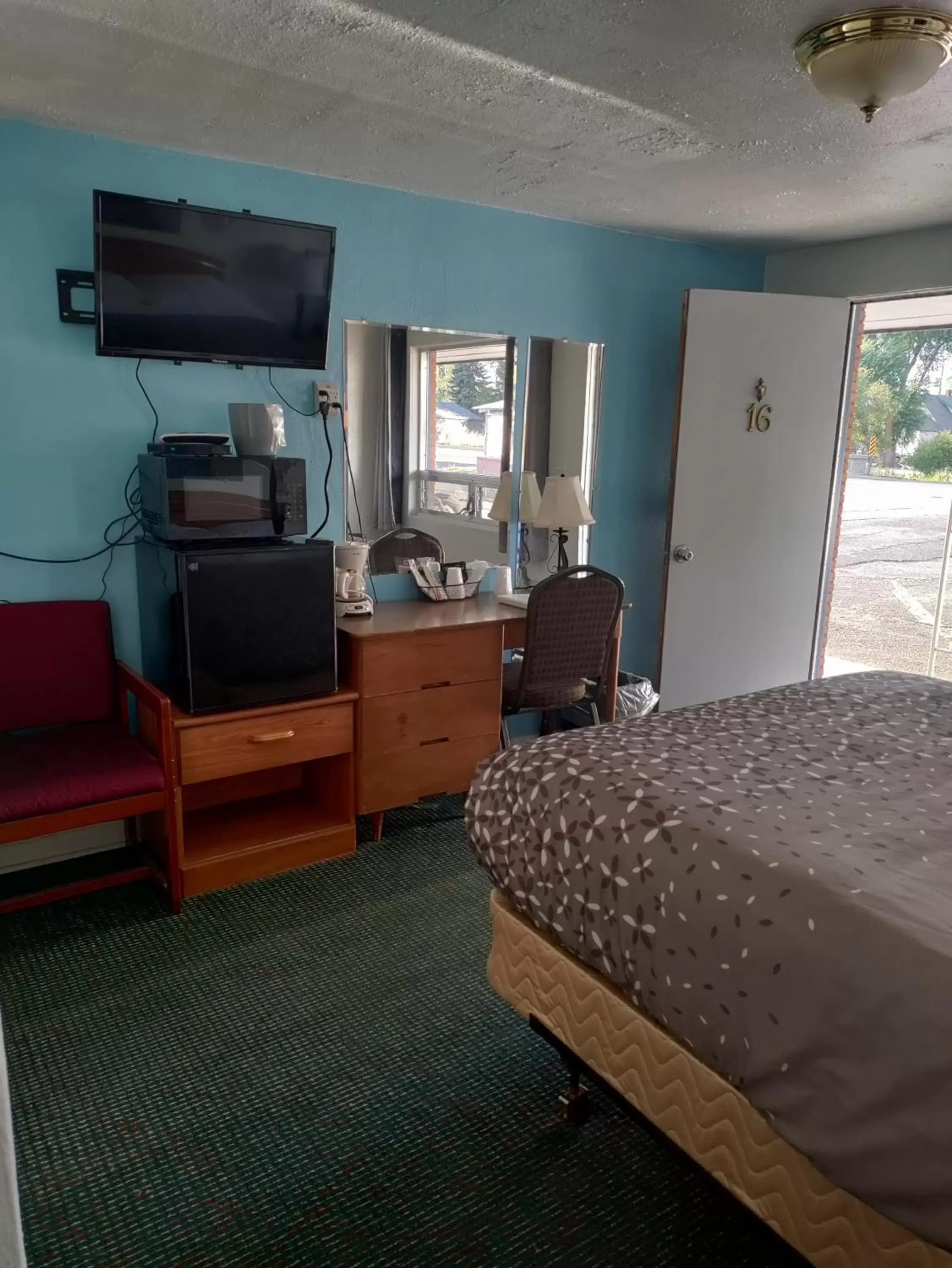Bed, TV/Entertainment Center in Eight Bar B Motel