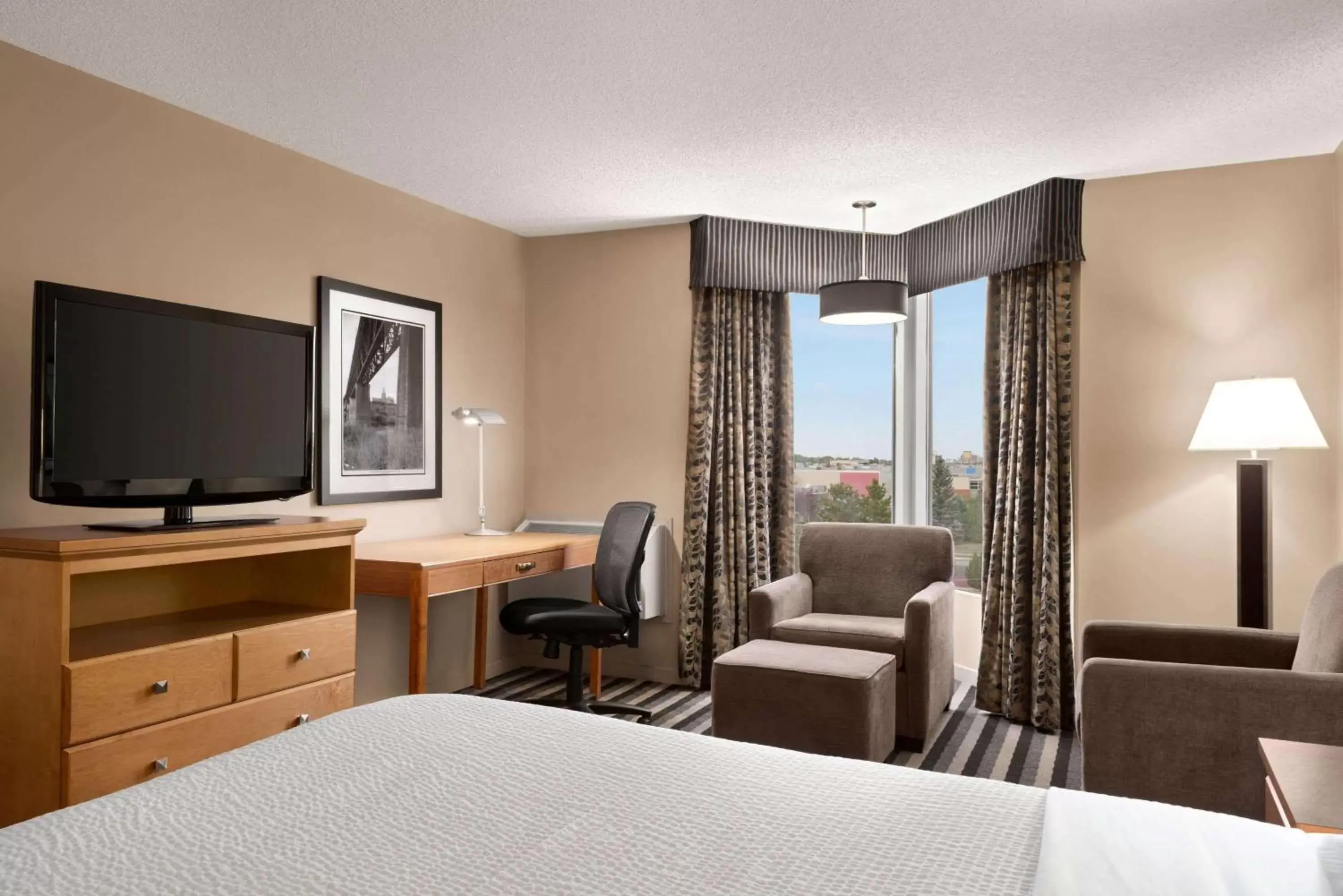 Photo of the whole room, Bed in Royal Hotel West Edmonton, Trademark Collection by Wyndham Photo of the whole room, Bed in Royal Hotel West Edmonton, Trademark Collection by Wyndham