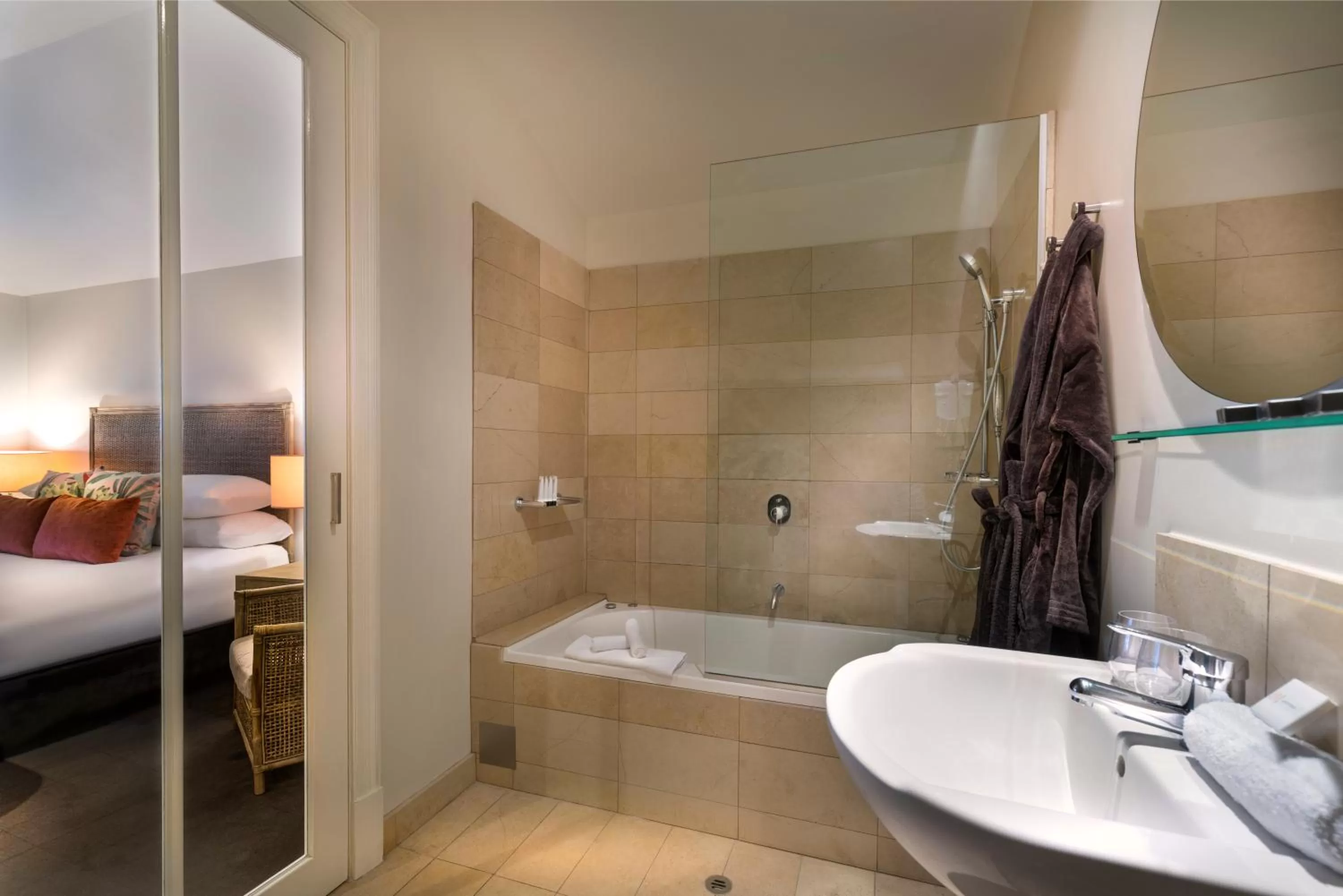 Bathroom, Bed in Hotel Frangos