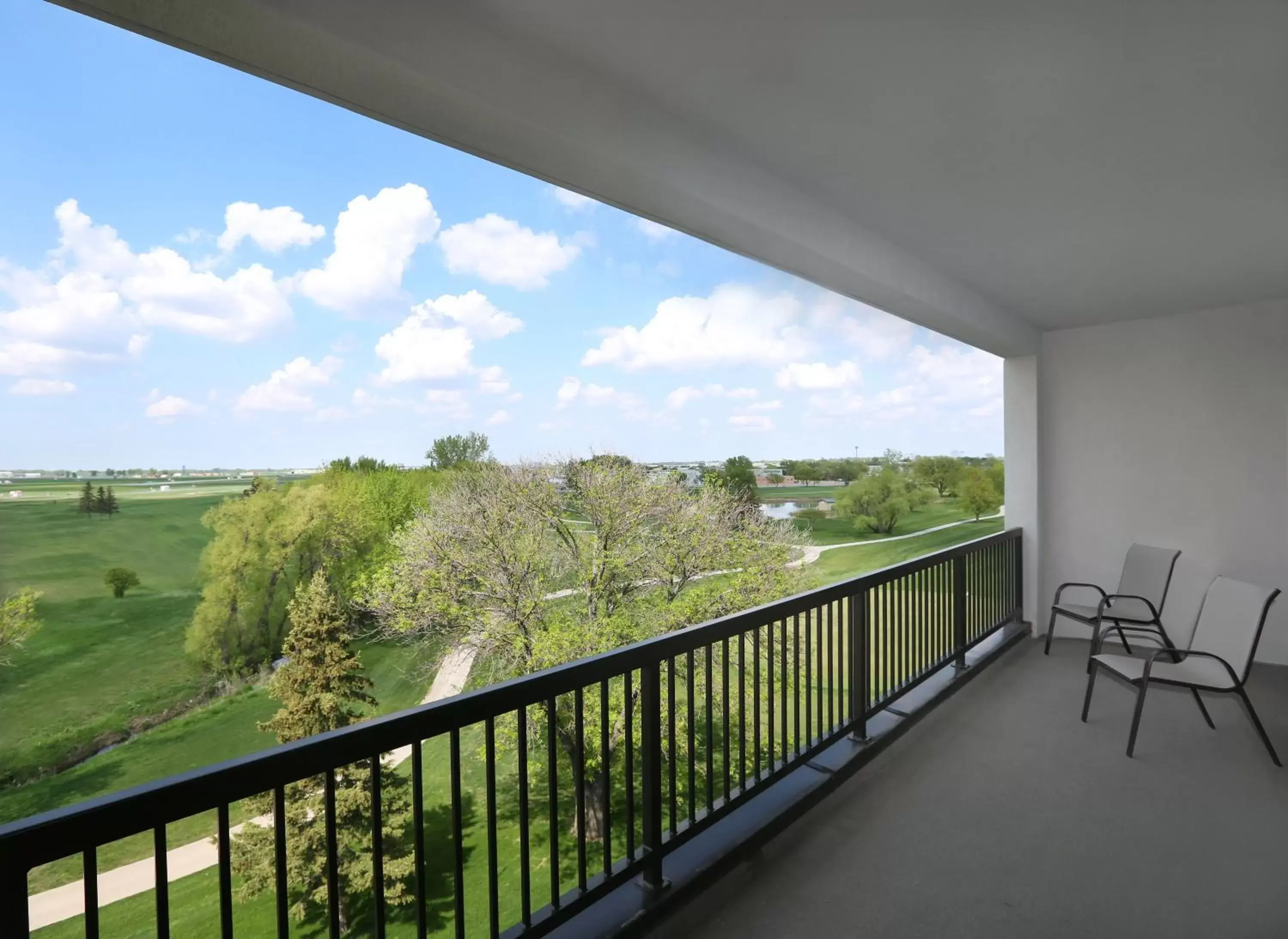 Photo of the whole room, Balcony/Terrace in Holiday Inn Hotel & Suites Sioux Falls - Airport, an IHG Hotel