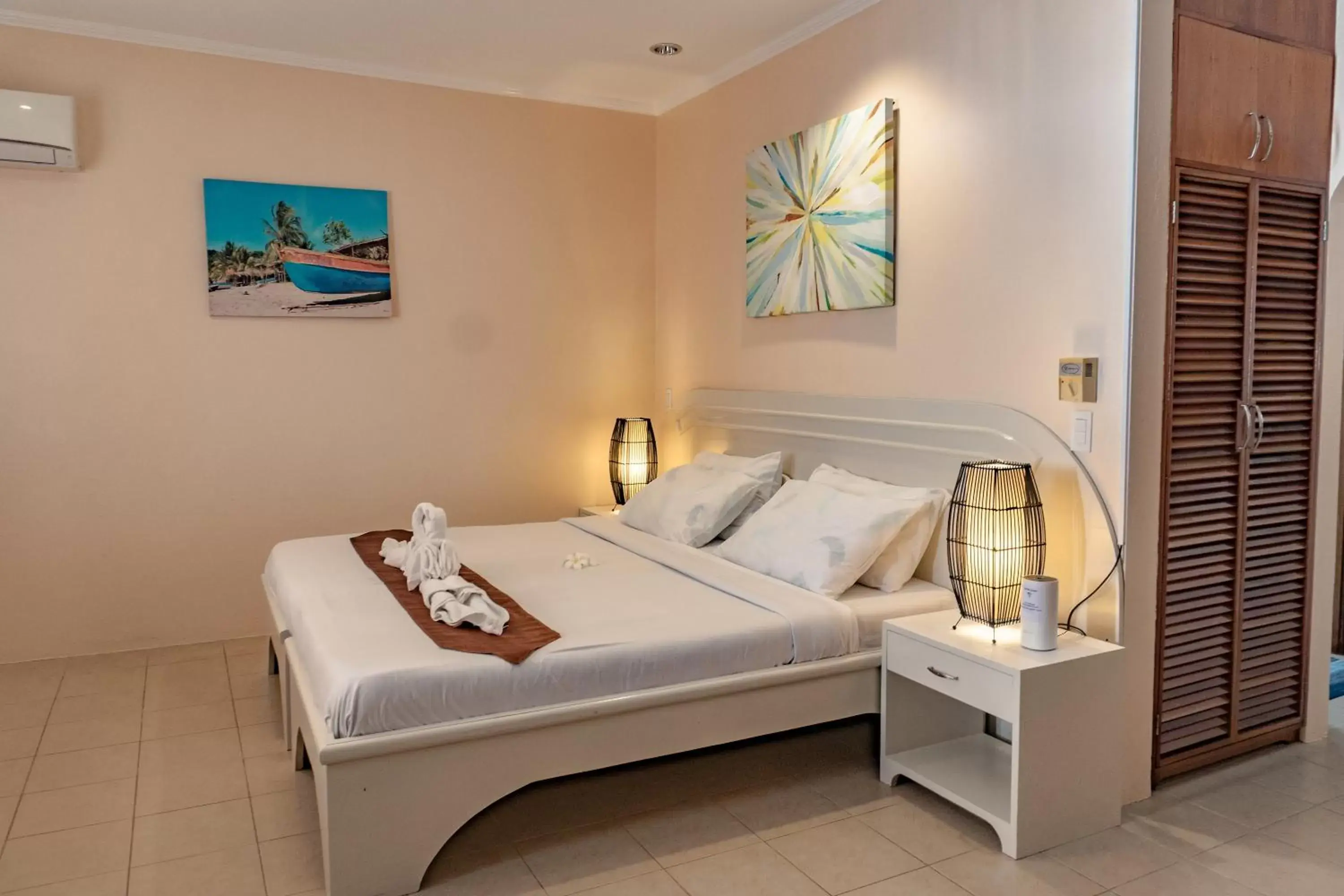 Bed in Quo Vadis Dive Resort