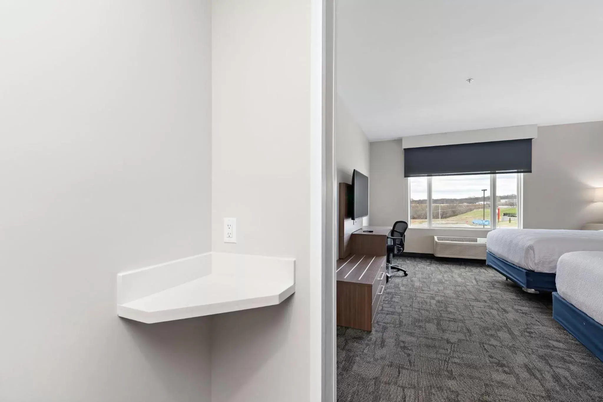 Photo of the whole room, Bathroom in Holiday Inn Express Kansas City North Parkville, an IHG Hotel