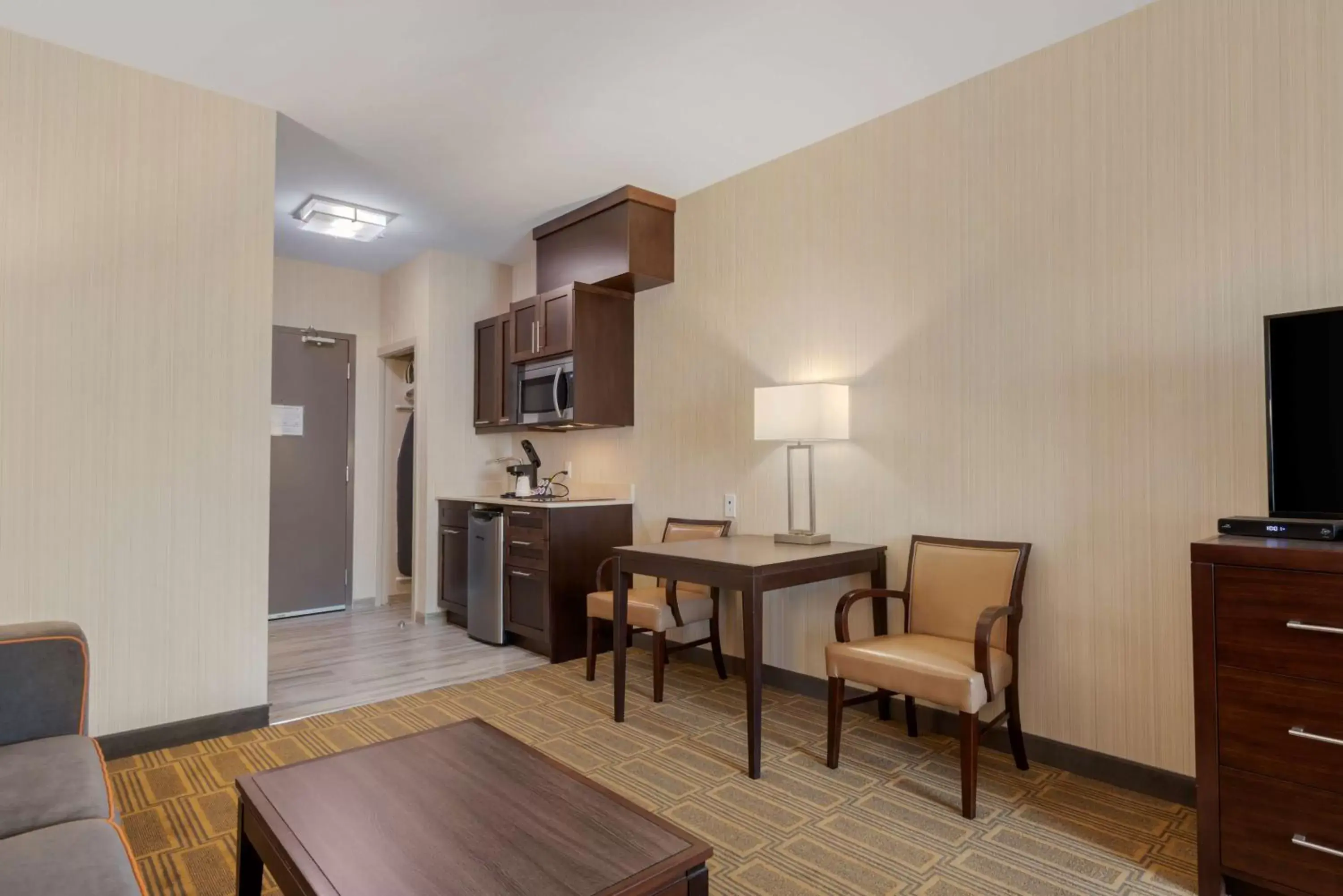 Bedroom, Dining Area in Best Western Plus Chateau Fort St. John