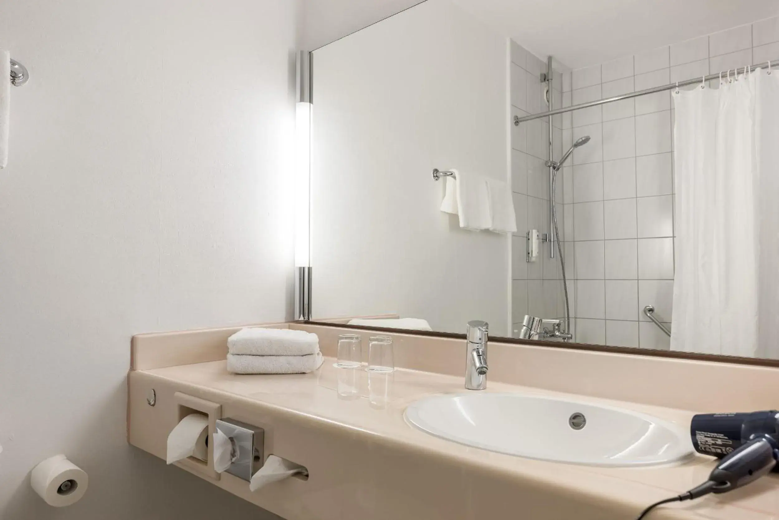 Photo of the whole room, Bathroom in Leoso Hotel Ludwigshafen