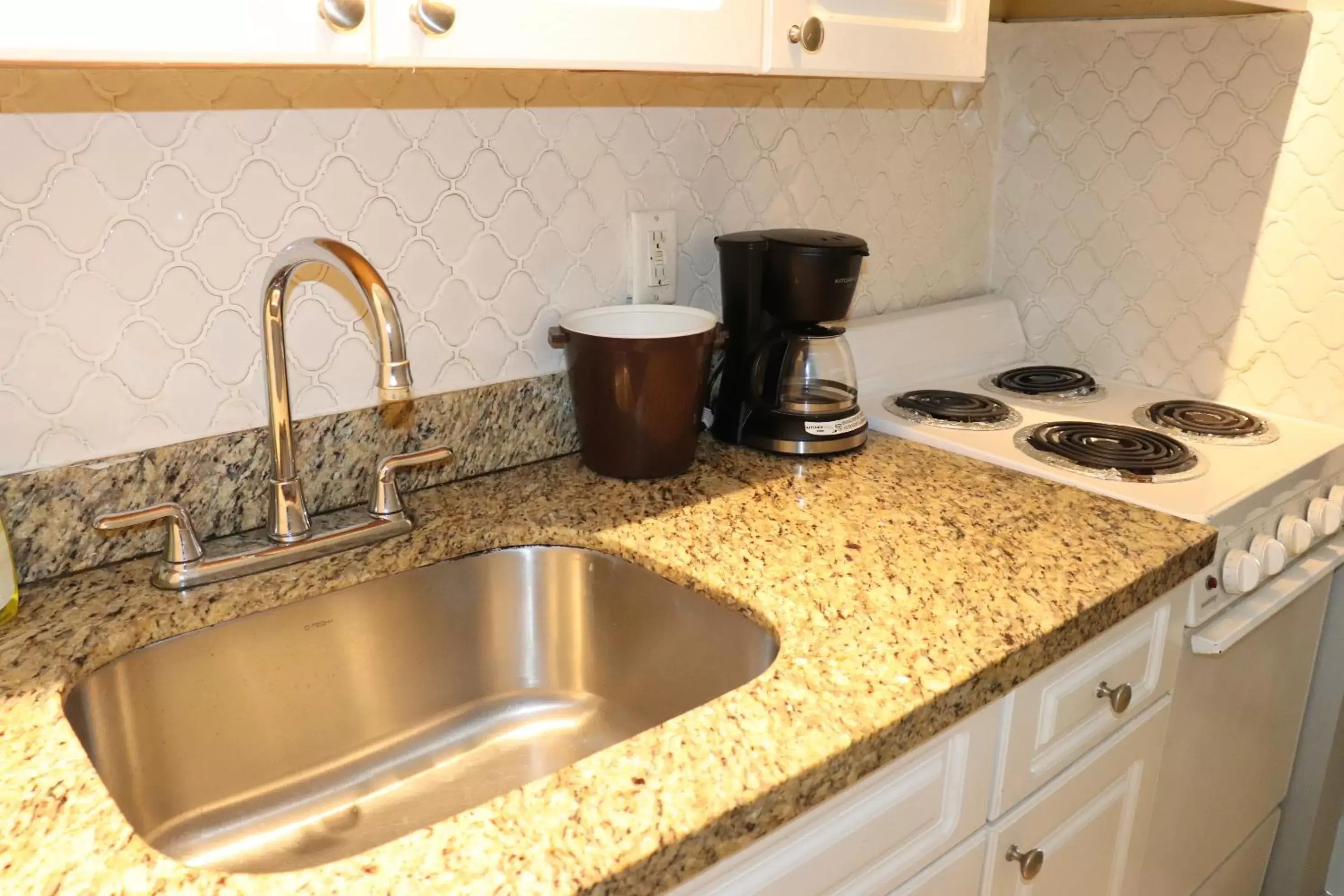 Coffee/tea facilities, Kitchen/Kitchenette in Ocean Mile Hotel