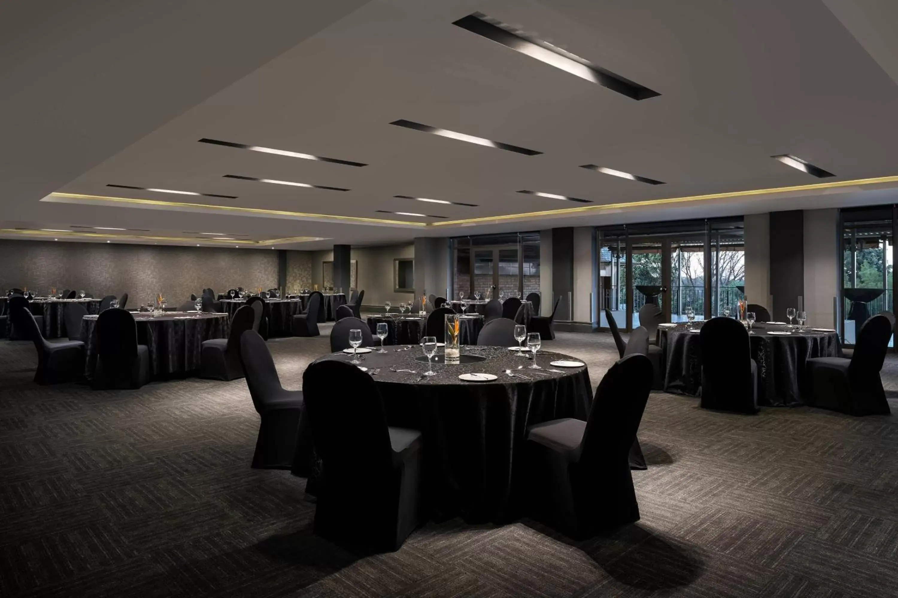 Meeting/conference room, Restaurant/Places to Eat in Protea Hotel by Marriott Johannesburg Wanderers