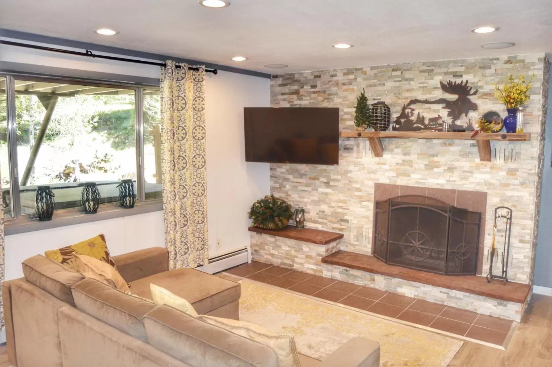 TV and multimedia, Seating Area in The Inn on Fall River & Fall River Cabins