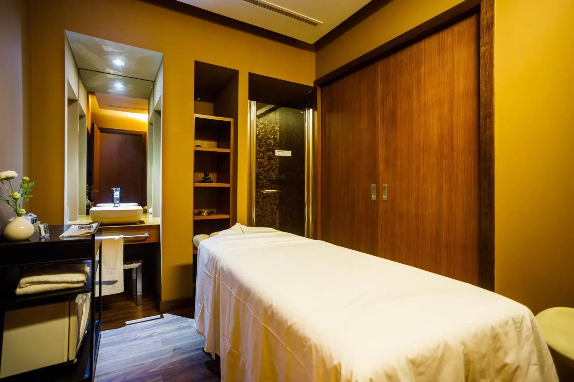 Massage in Axis Porto Business & Spa Hotel