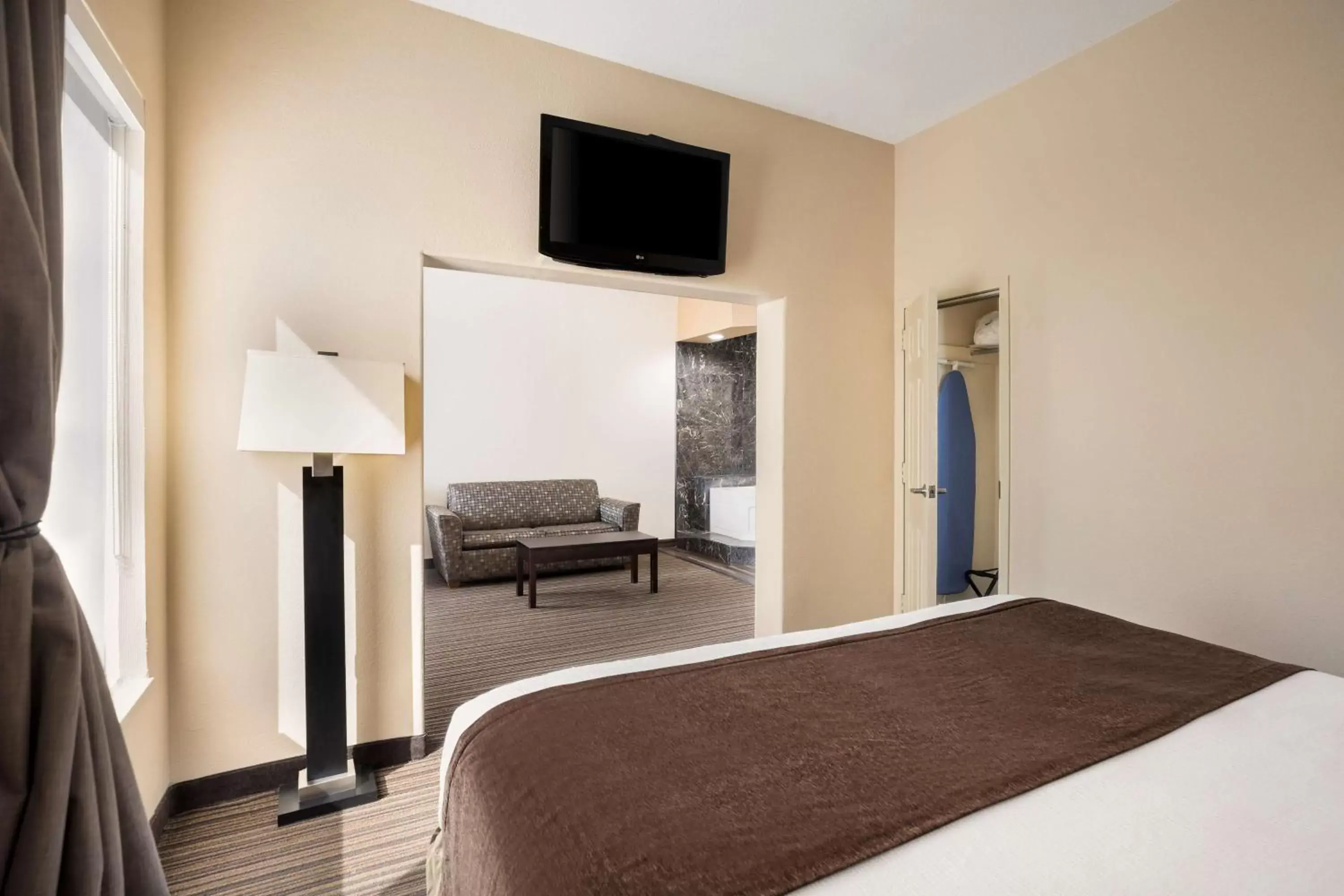 Bedroom, TV/Entertainment Center in Best Western Houma Inn