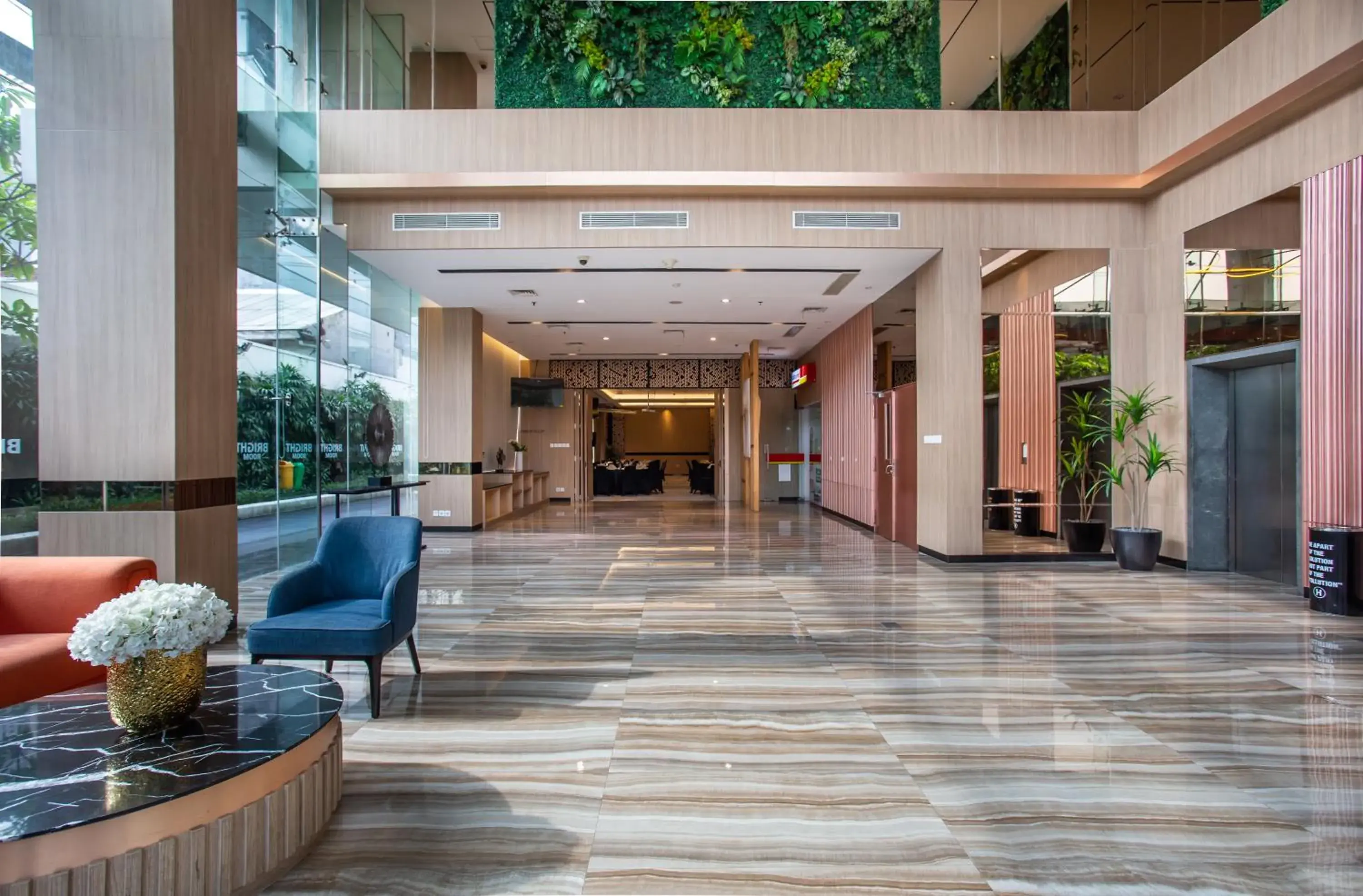 Lobby or reception in HARRIS Hotel & Conventions Gubeng Lobby or reception in HARRIS Hotel & Conventions Gubeng
