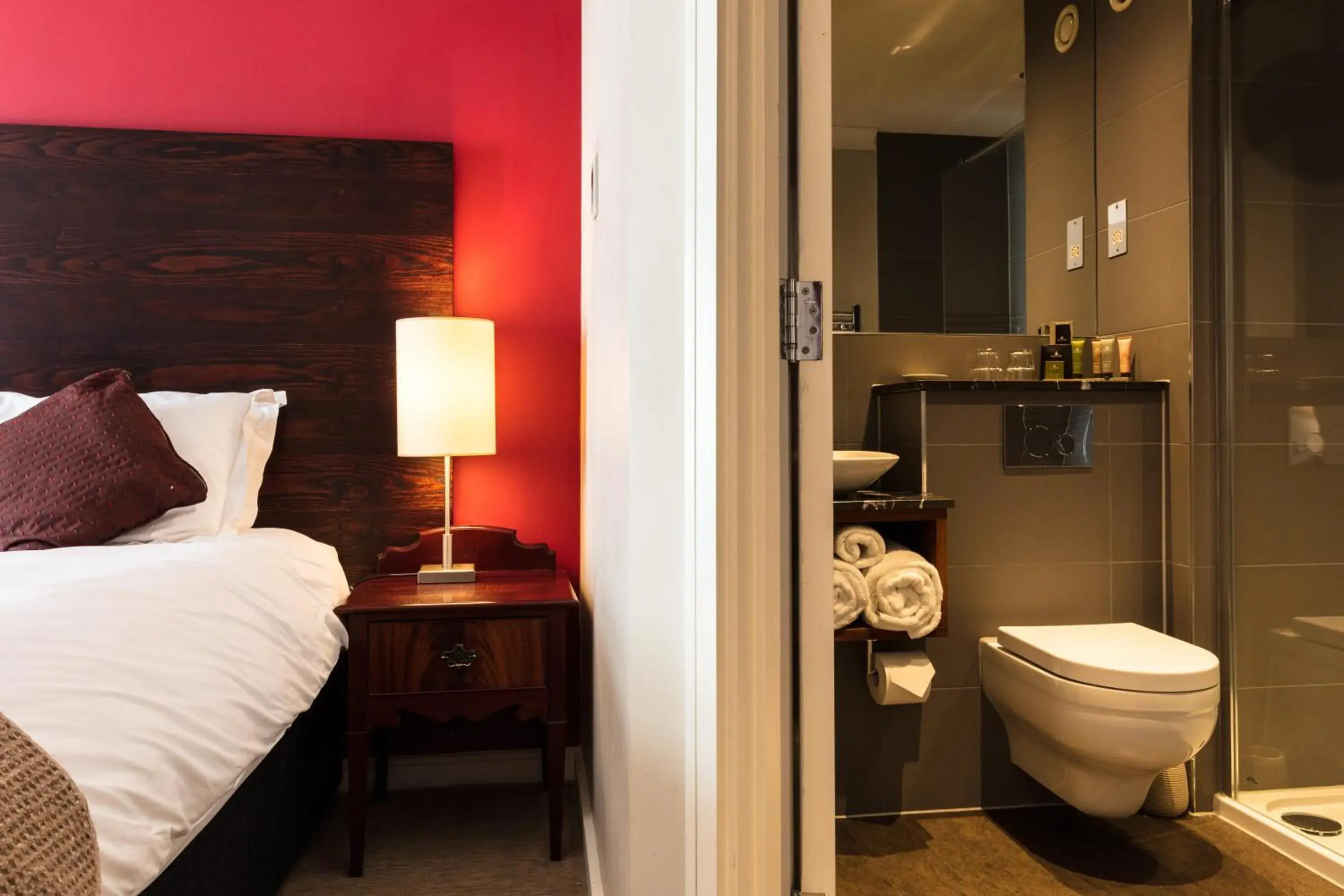 Bedroom, Bathroom in Dukes Head Hotel