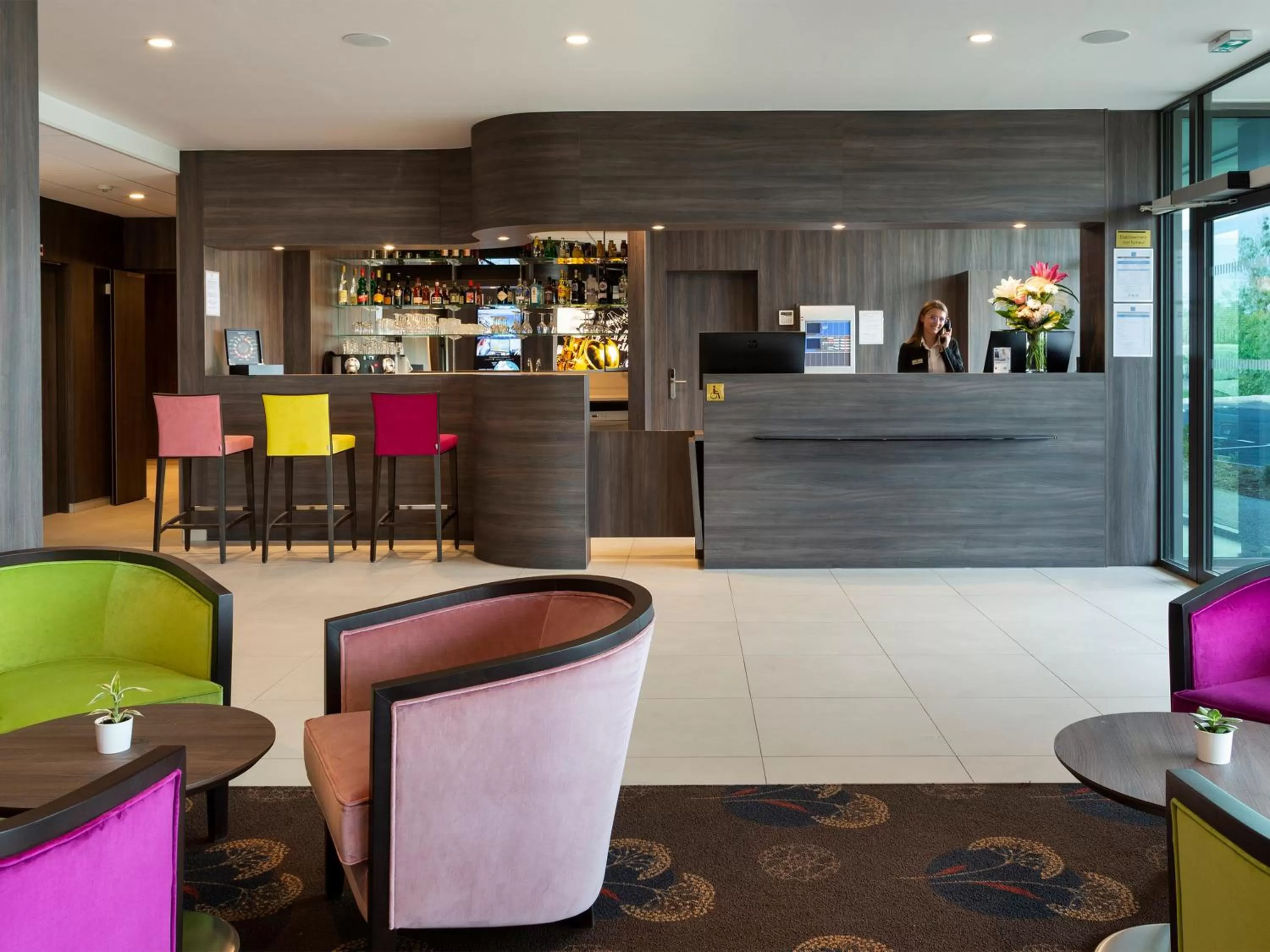 Lobby or reception in Hôtel Roi Soleil Prestige Plaisir - St Quentin