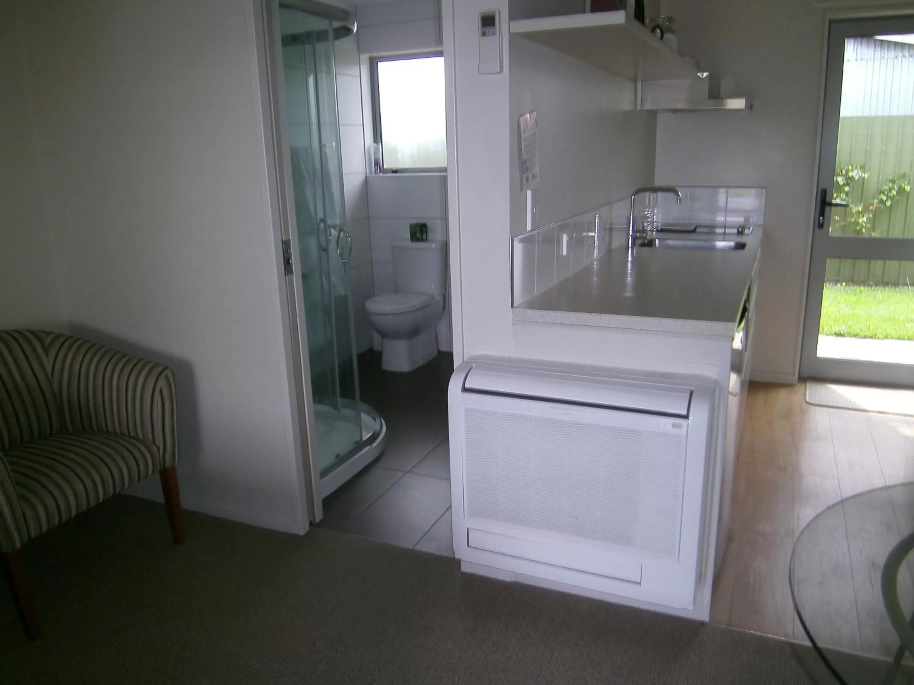 Kitchen or kitchenette, Bathroom in Anchorage Motel Apartments