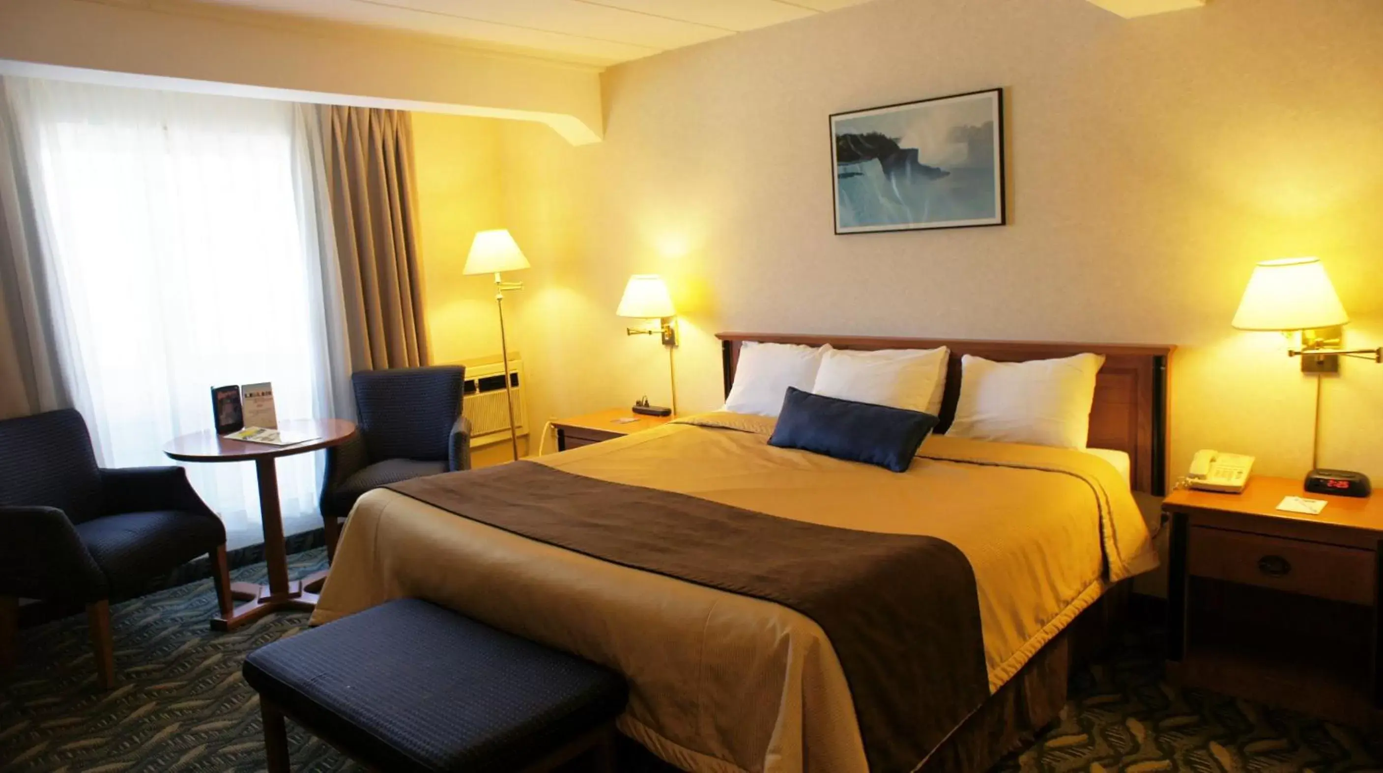 Photo of the whole room, Bed in Travelodge by Wyndham Niagara Falls At the Falls