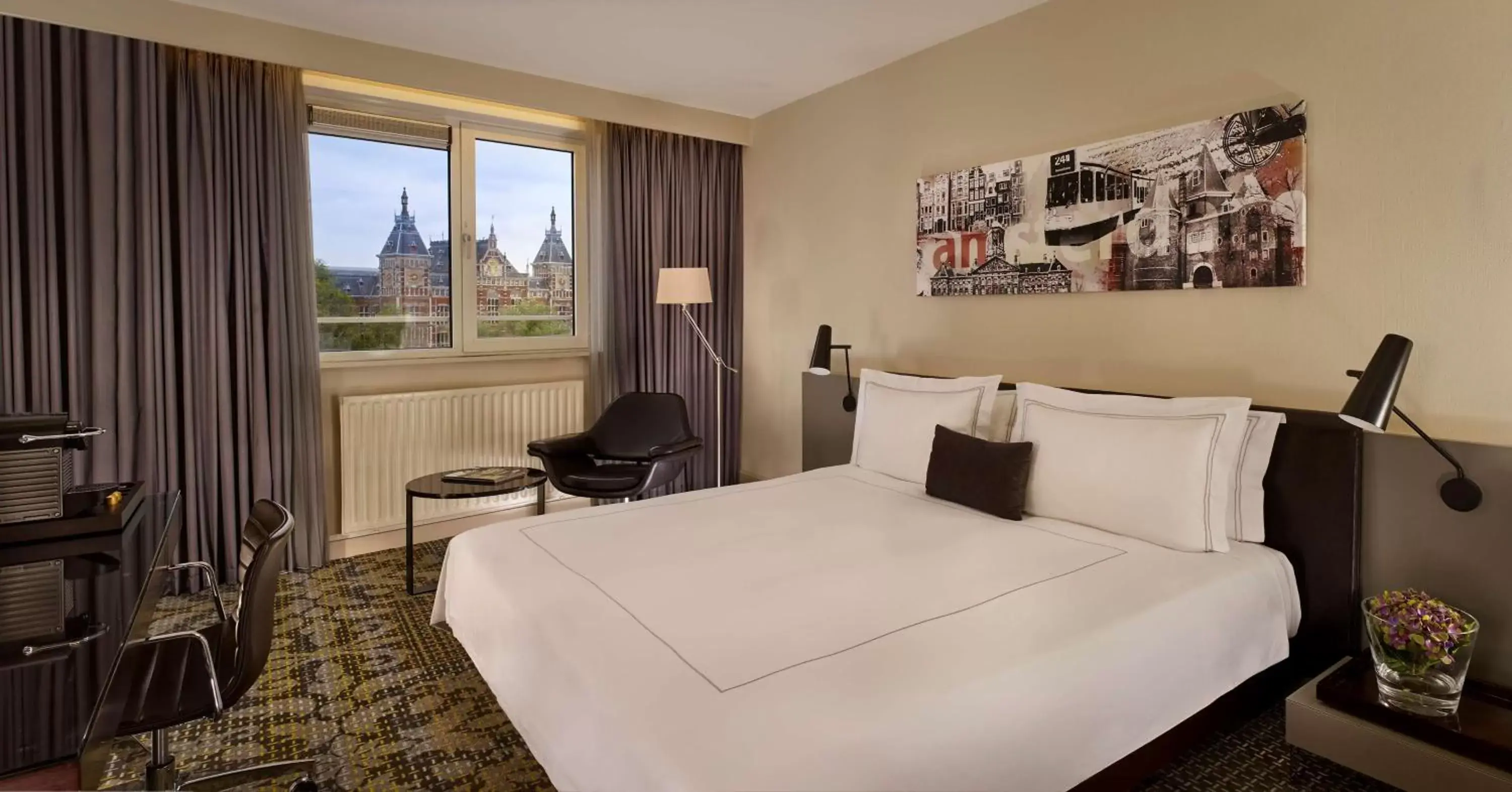 View (from property/room), Bed in Park Plaza Victoria Amsterdam