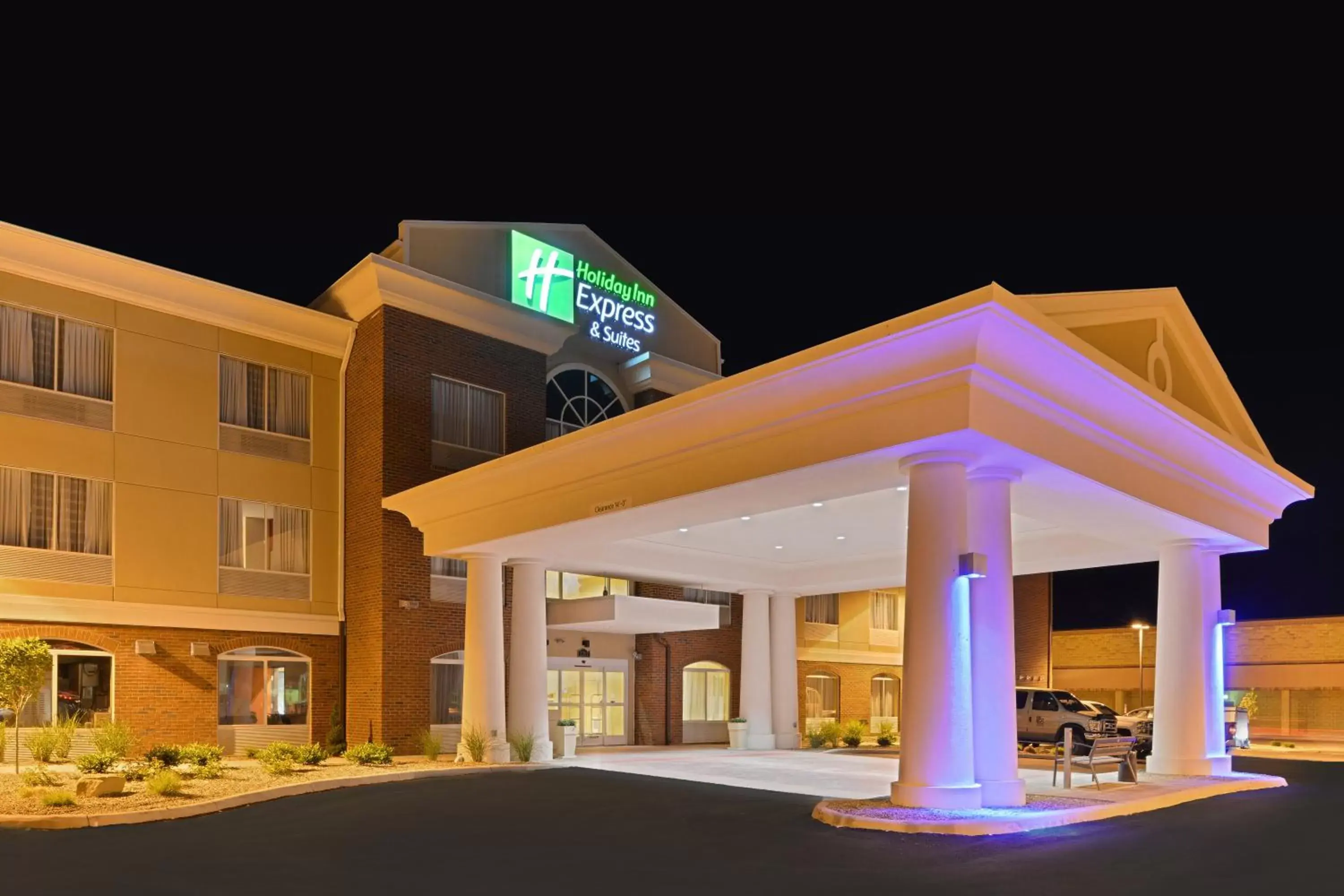 Property Building in Holiday Inn Express & Suites Ironton, an IHG Hotel