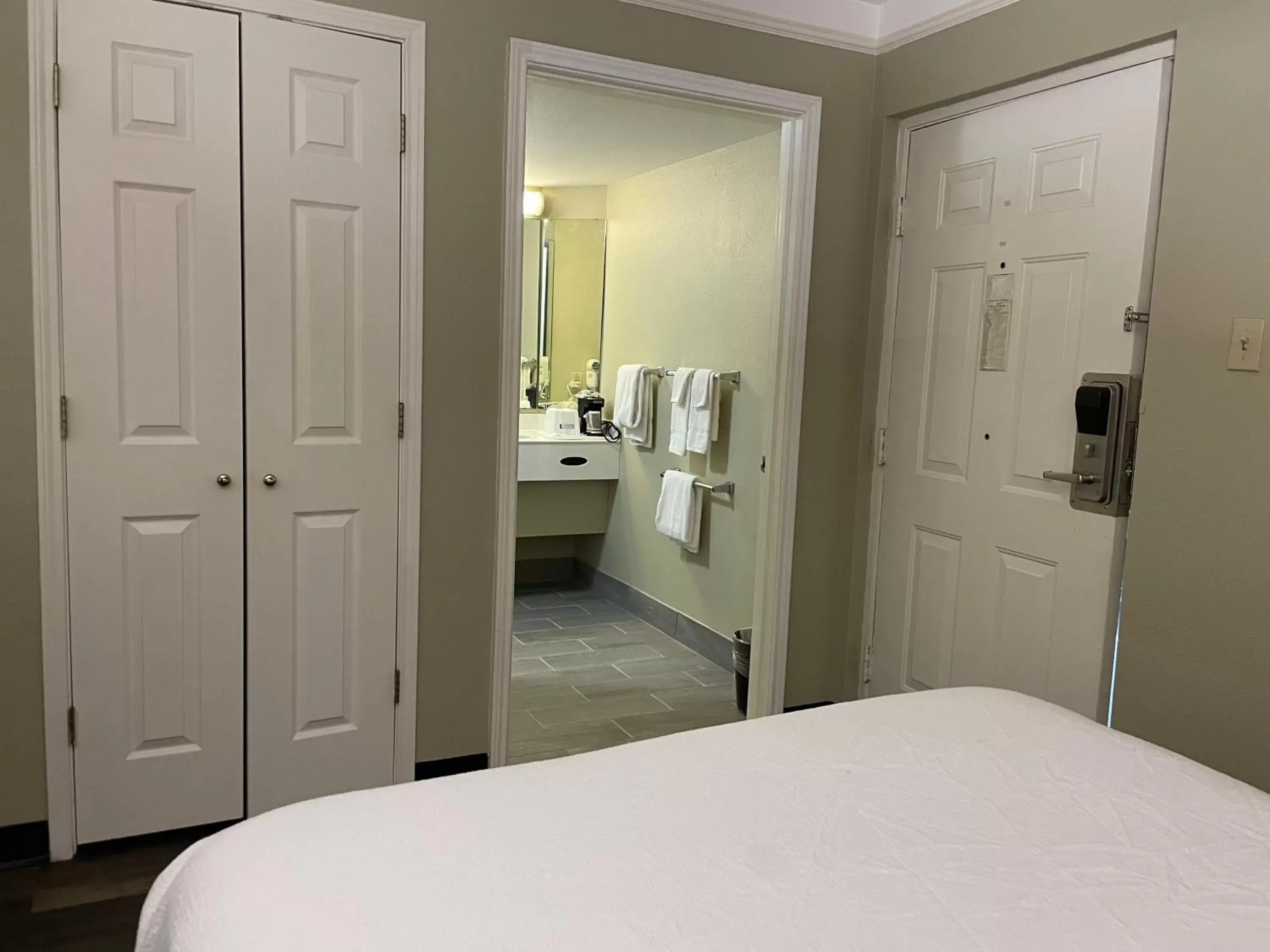 Bathroom, Bed in Travelodge by Wyndham Tuscaloosa