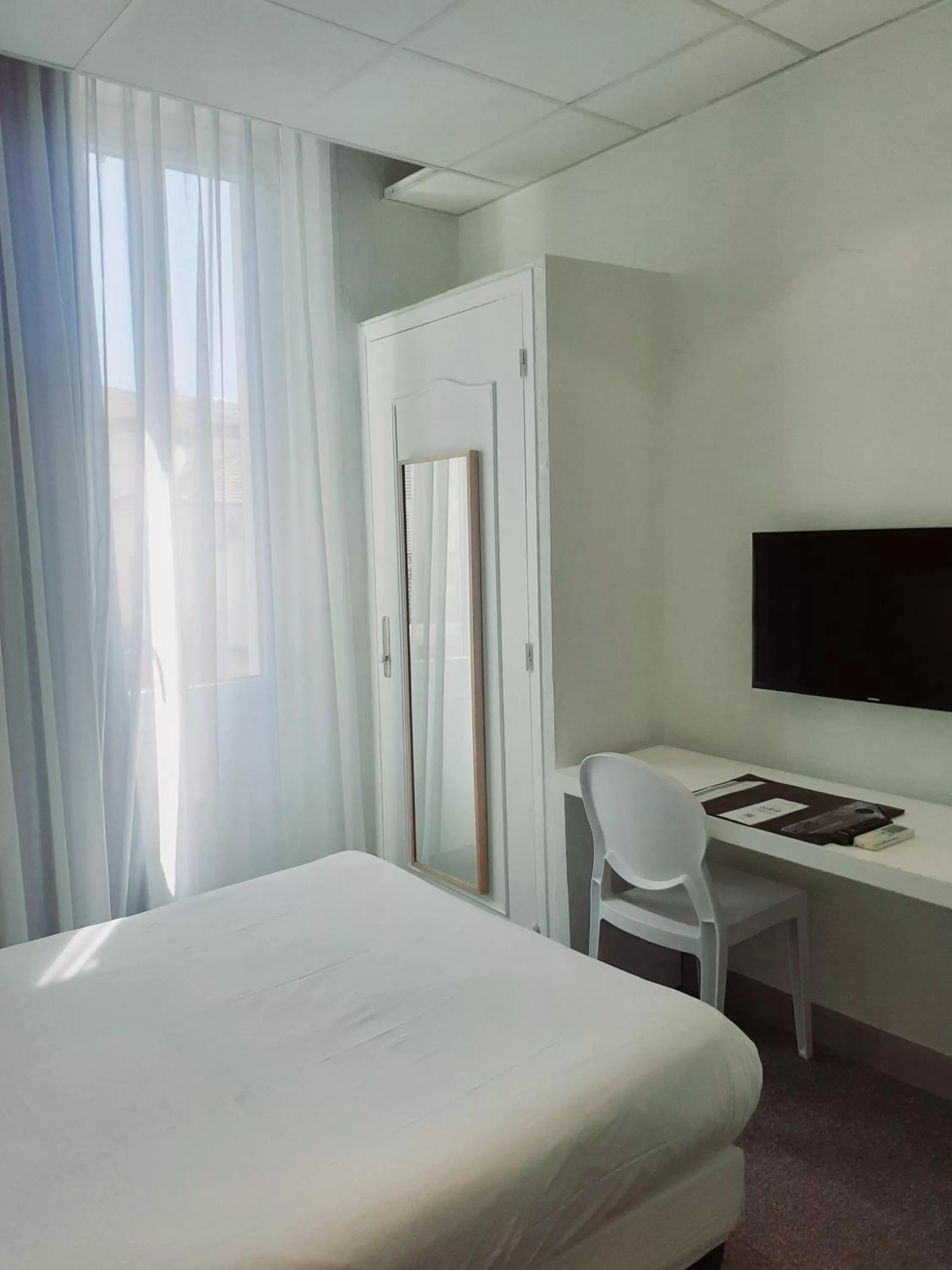 Bedroom, Bed in Hôtel P.L.M.