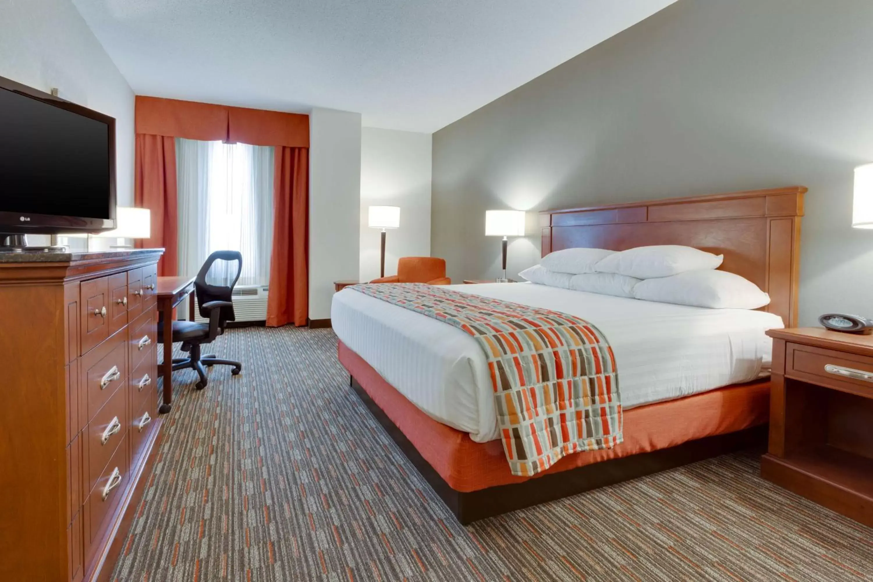 Photo of the whole room, Bed in Drury Inn & Suites St. Louis/O'Fallon, IL