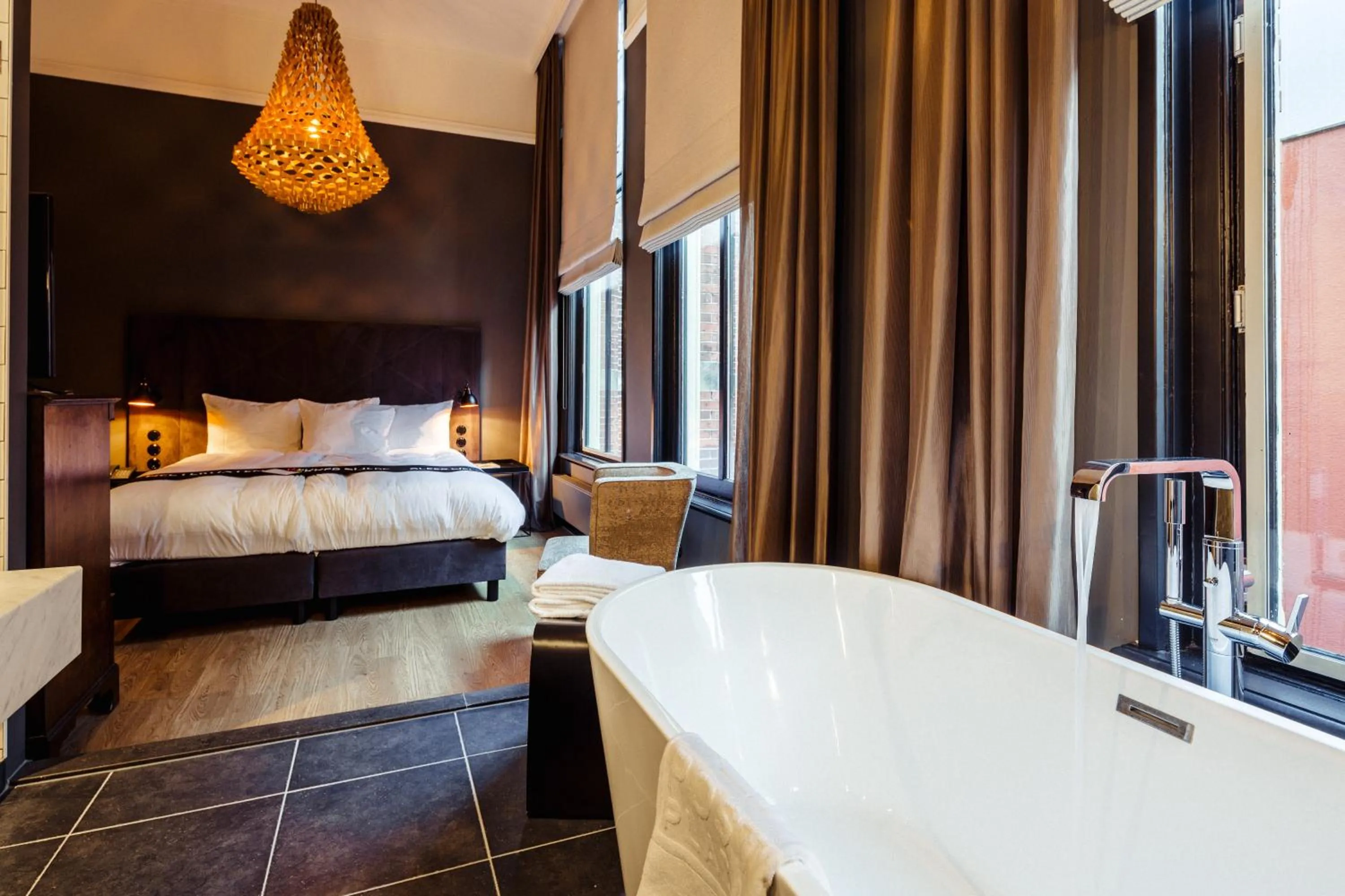 Bedroom, Bed in Post-Plaza Hotel & Grand Café