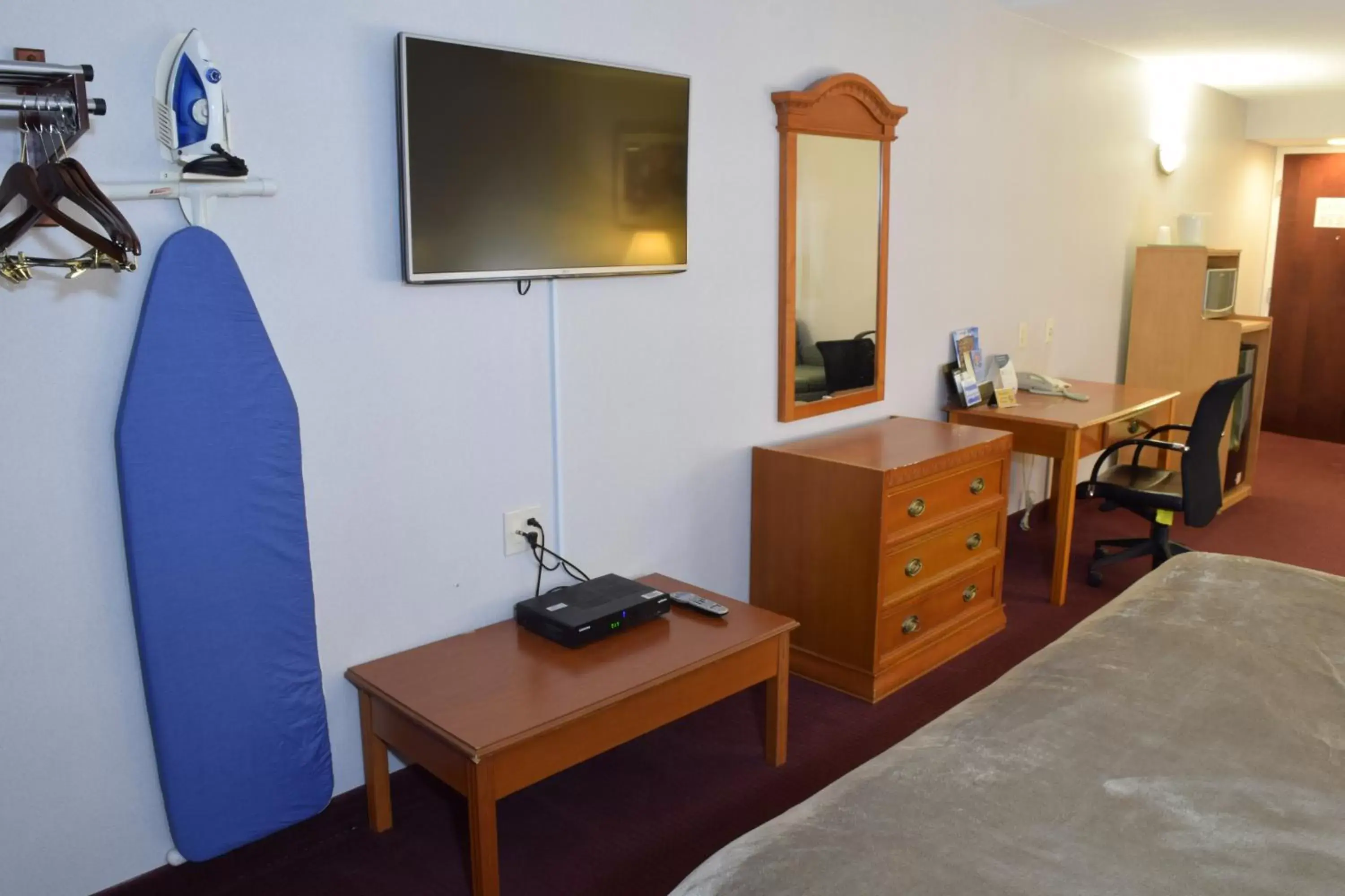 TV and multimedia, TV/Entertainment Center in Rodeway Inn & Suites New Paltz- Hudson Valley