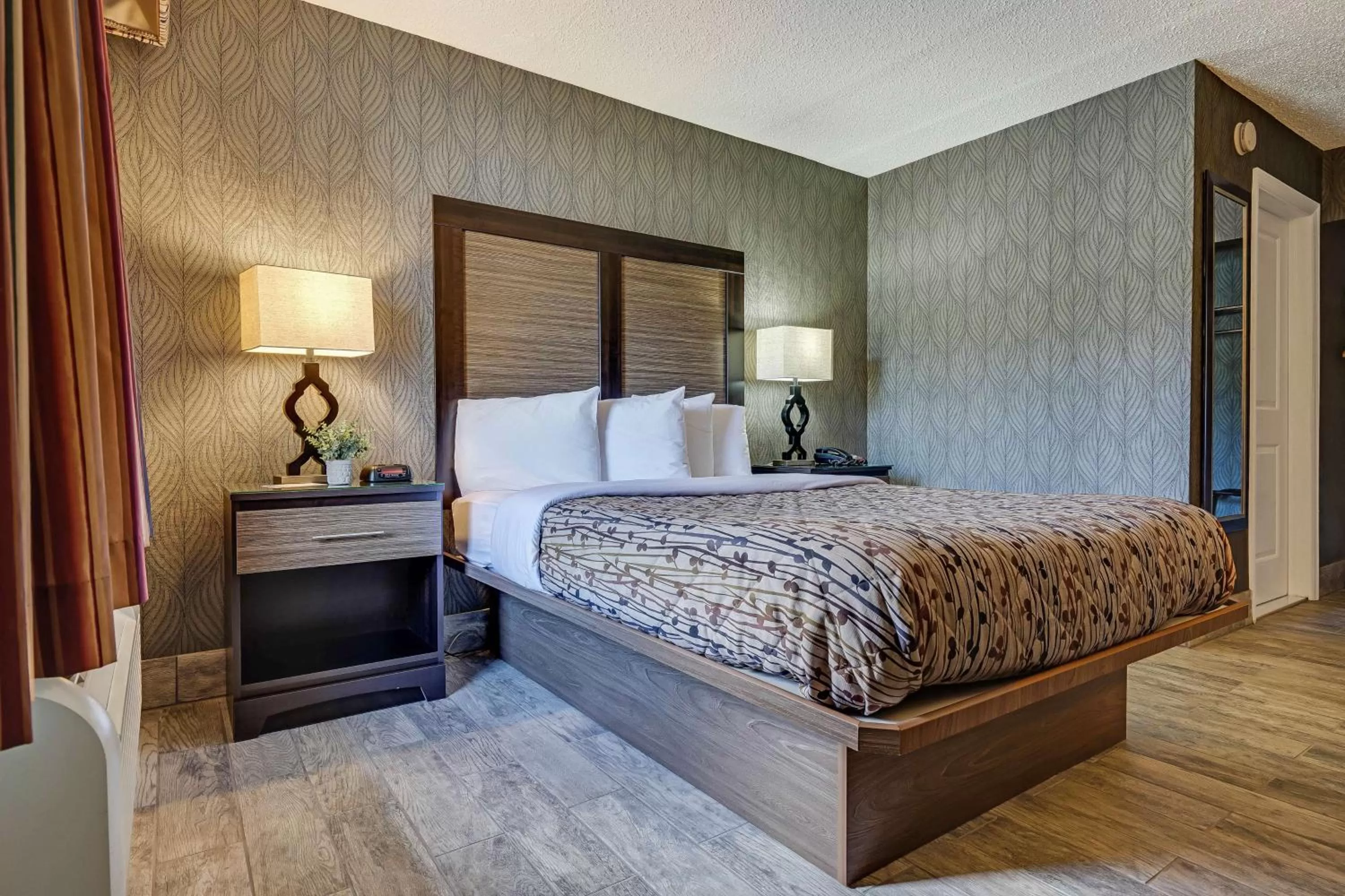 Photo of the whole room, Bed in Blue Creek Inn