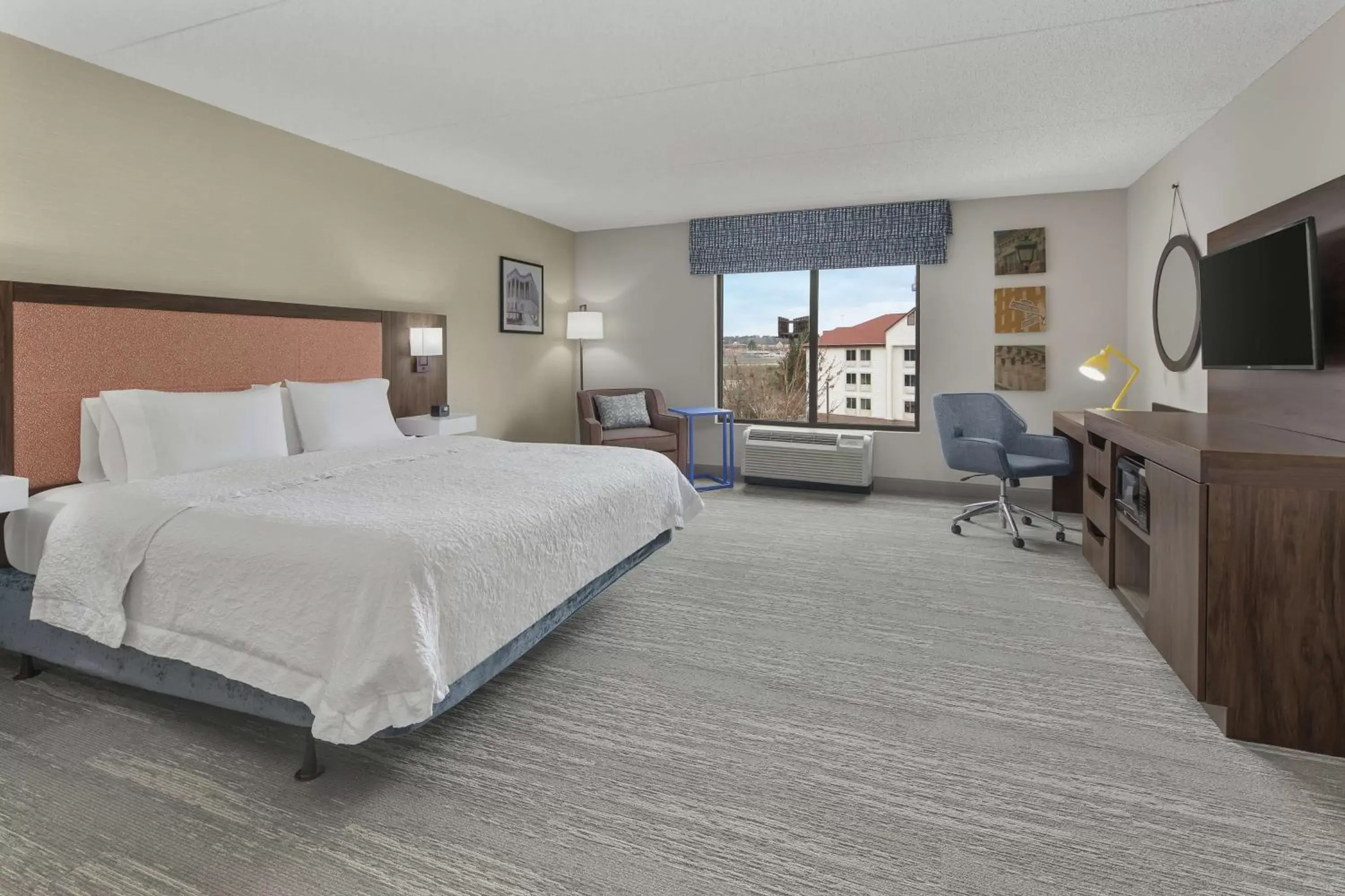 Bedroom in Hampton Inn & Suites Macon I-75 North