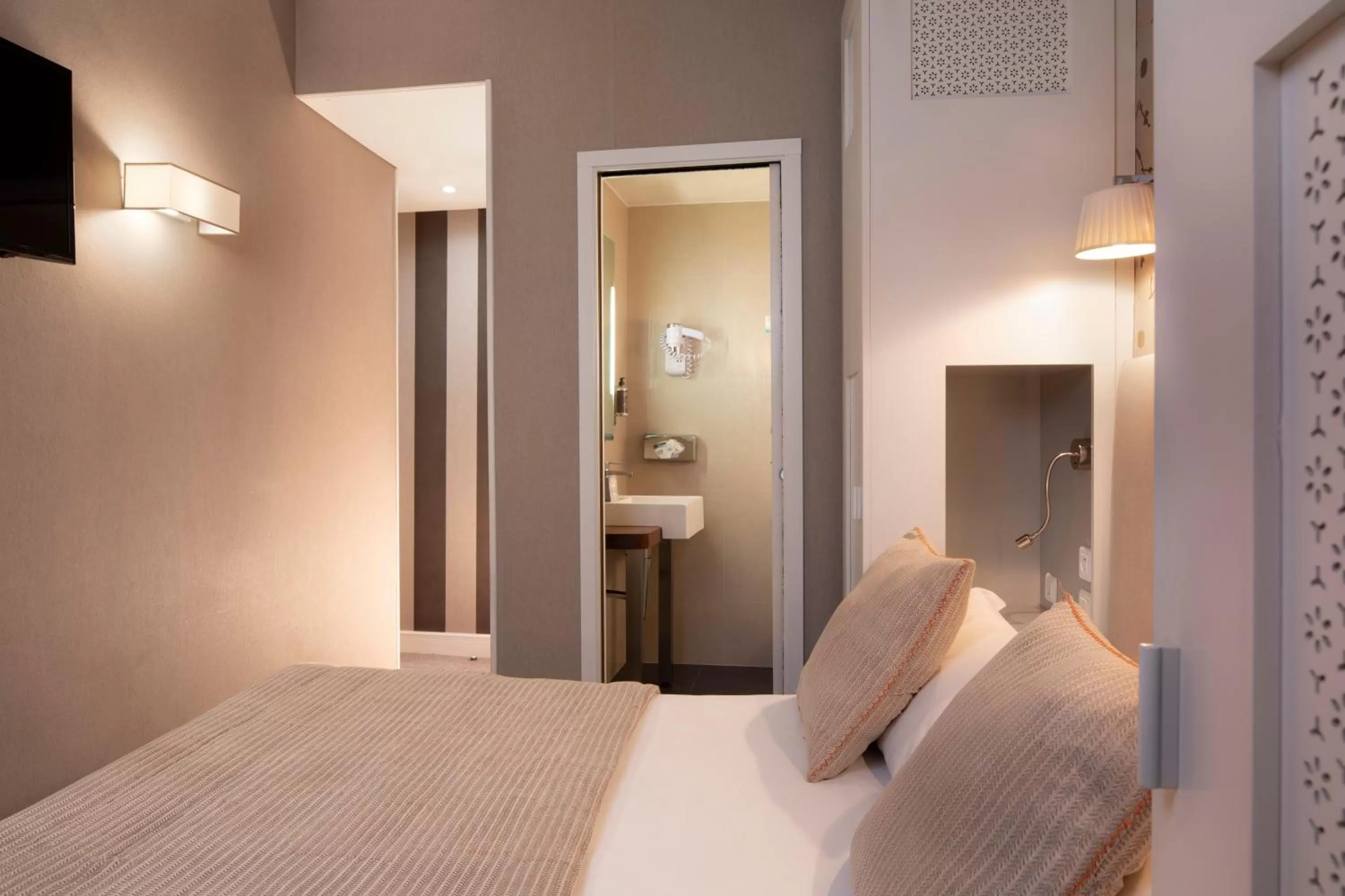 Bathroom, Bed in Hôtel Plaza Étoile