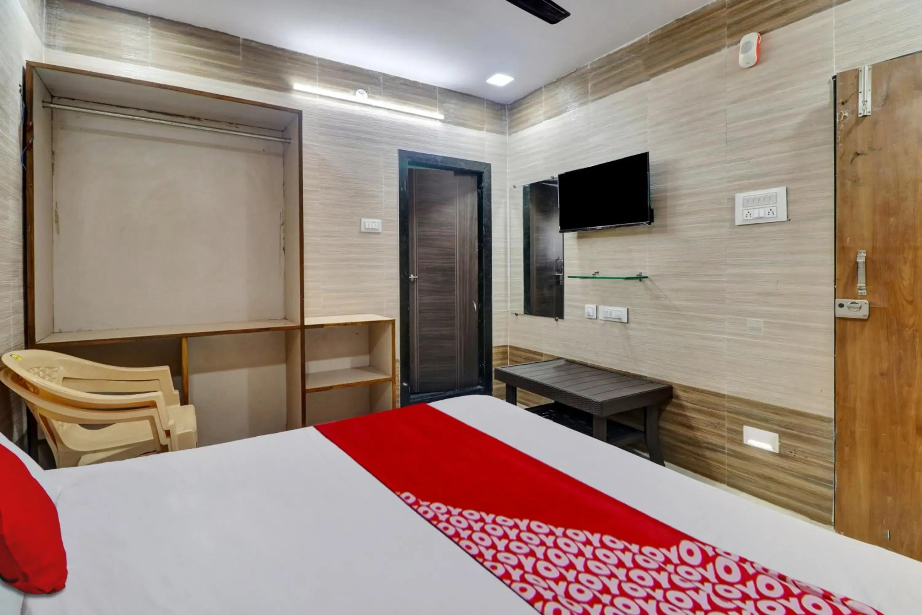 Bedroom, TV/Entertainment Center in OYO Flagship Hotel Vallabha Residency