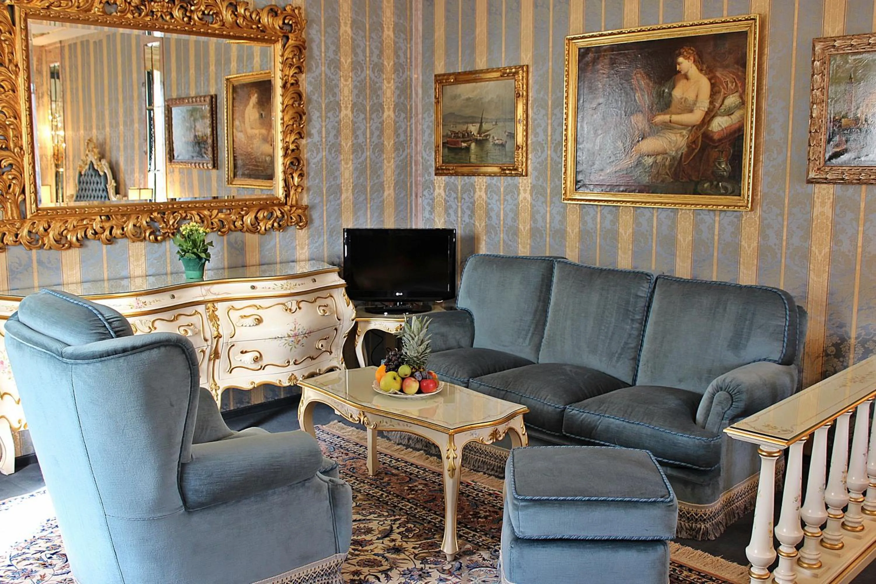 Seating area in Hotel Palais Porcia