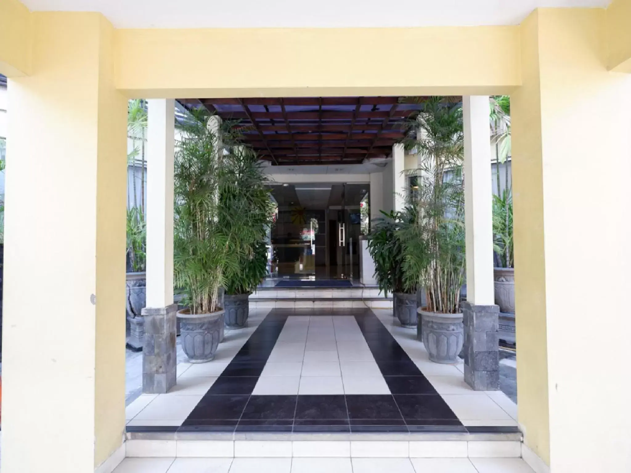 Property building in RedDoorz Plus @ Singosari Raya Property building in RedDoorz Plus @ Singosari Raya