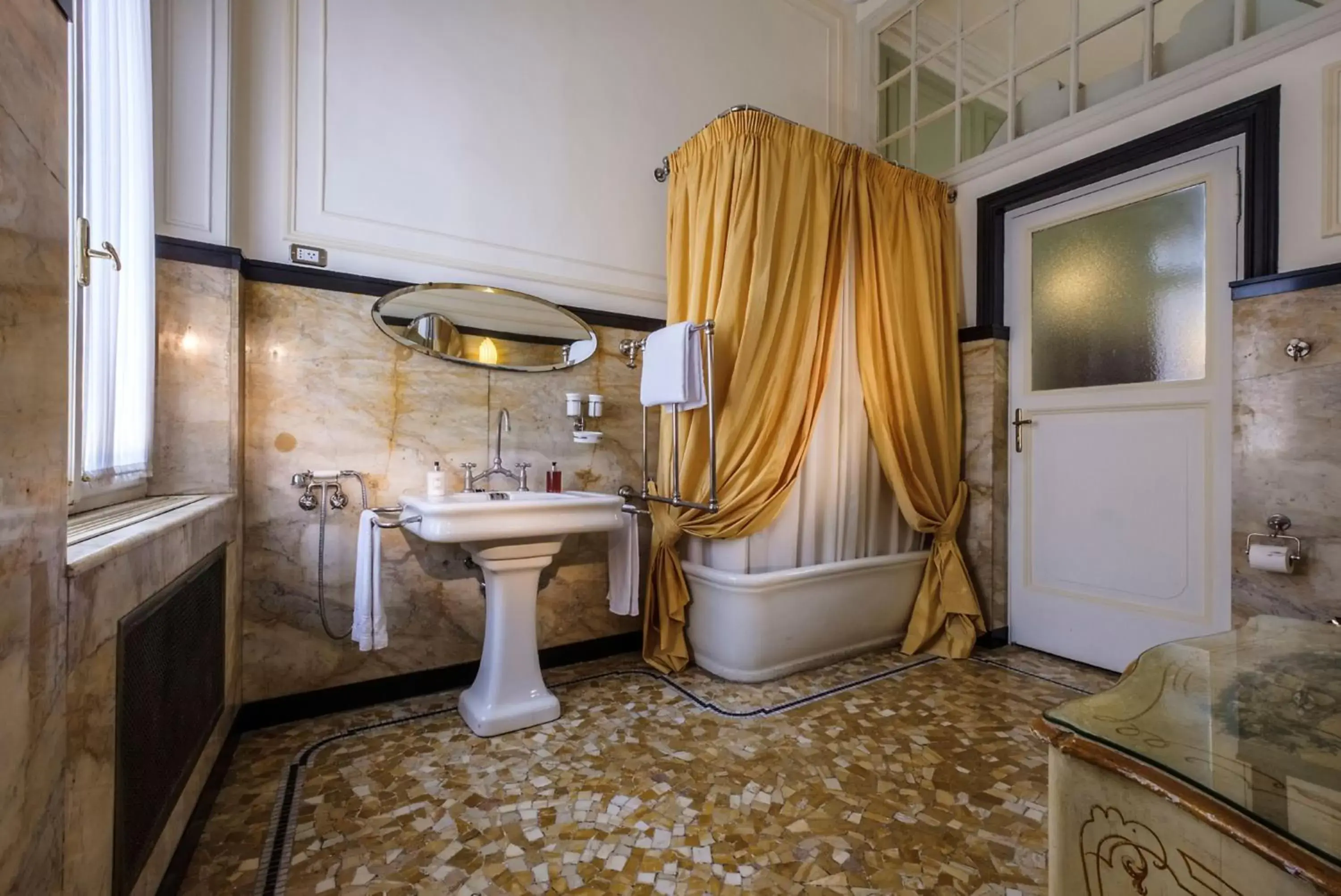 Shower, Bathroom in Hotel Locarno