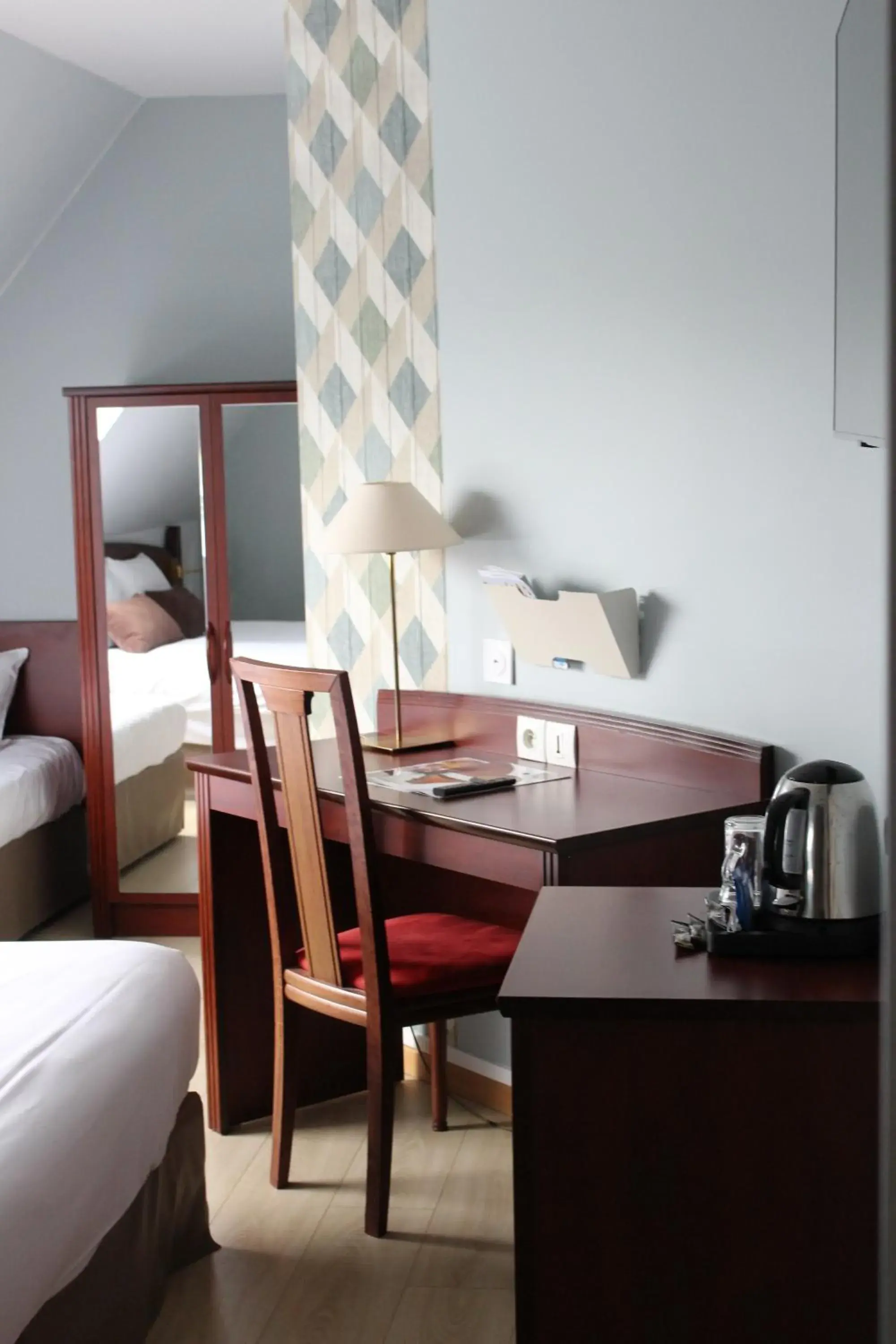 Bedroom in Hôtel Crocus Caen Mémorial