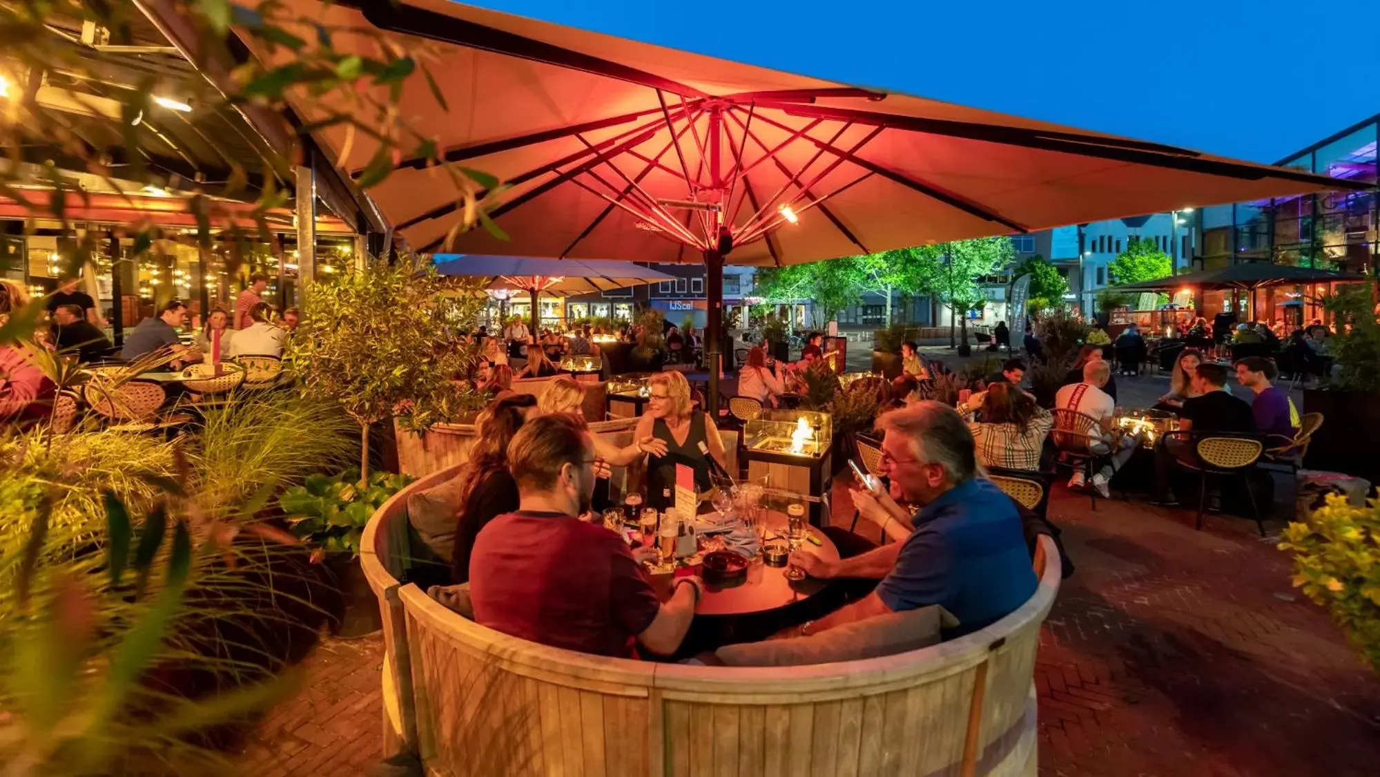 People, Guests in Hotel Restaurant Grandcafé 't Voorhuys