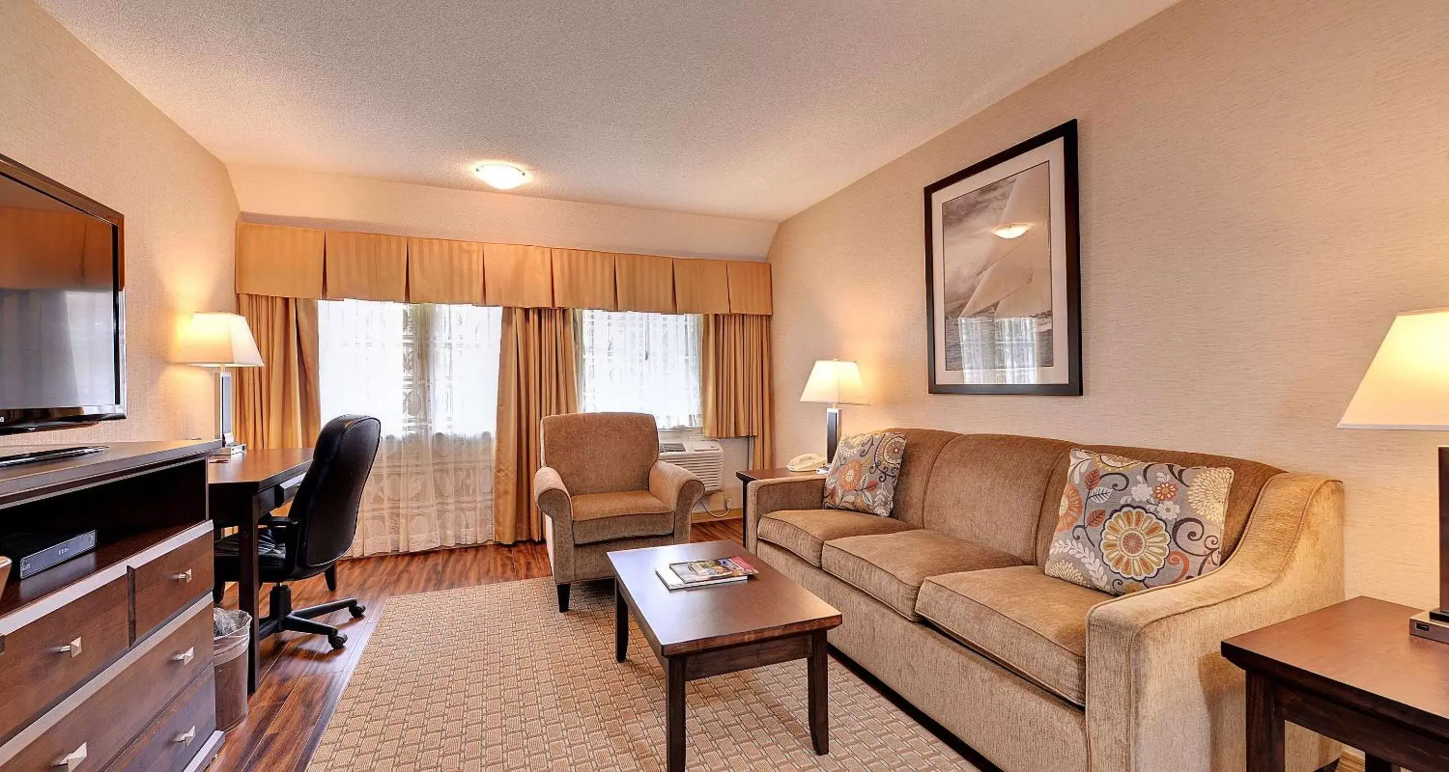 Photo of the whole room, Seating Area in Best Western Plus Emerald Isle Hotel