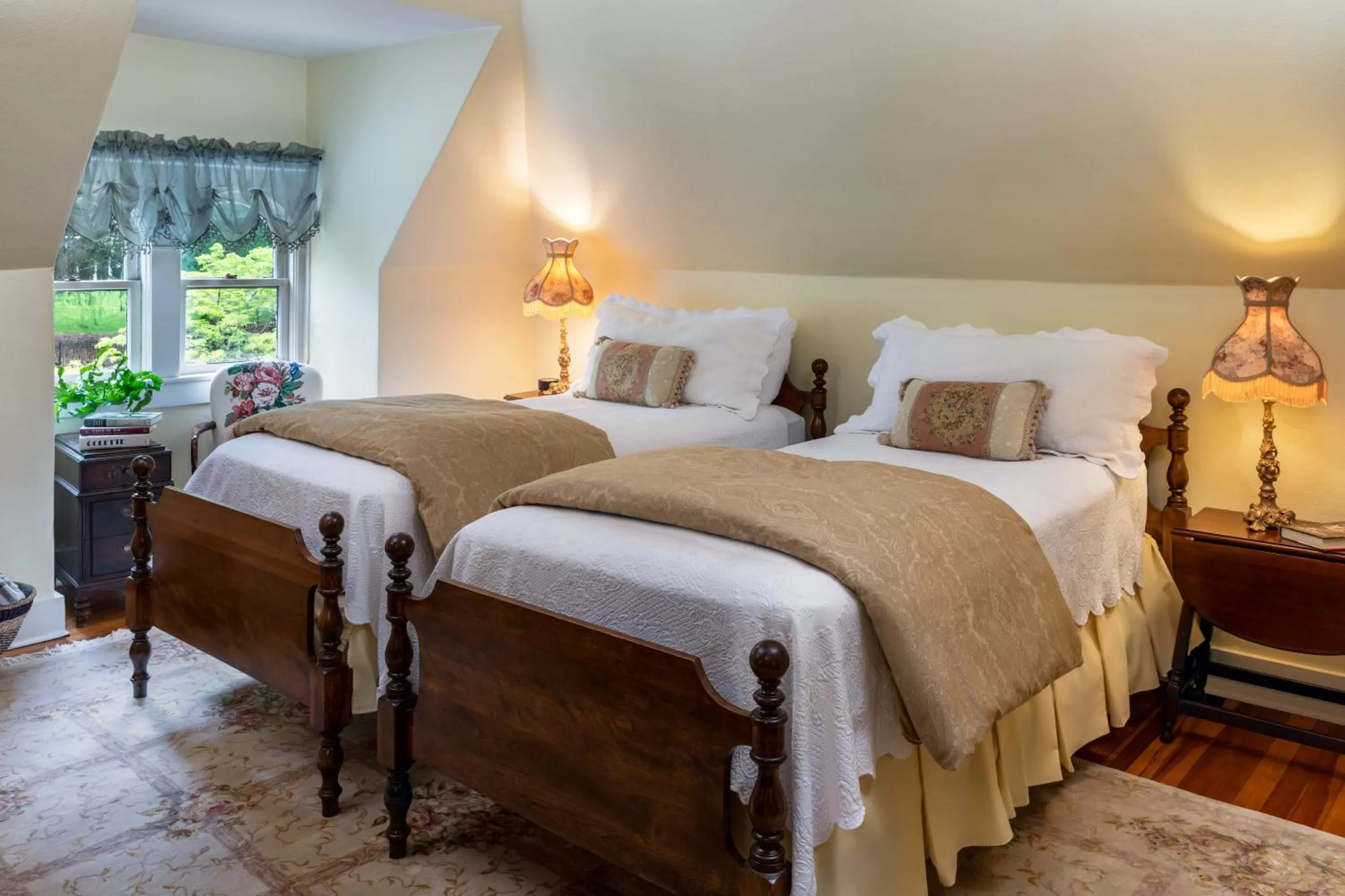 Bed in The 1899 Wright Inn & Carriage House