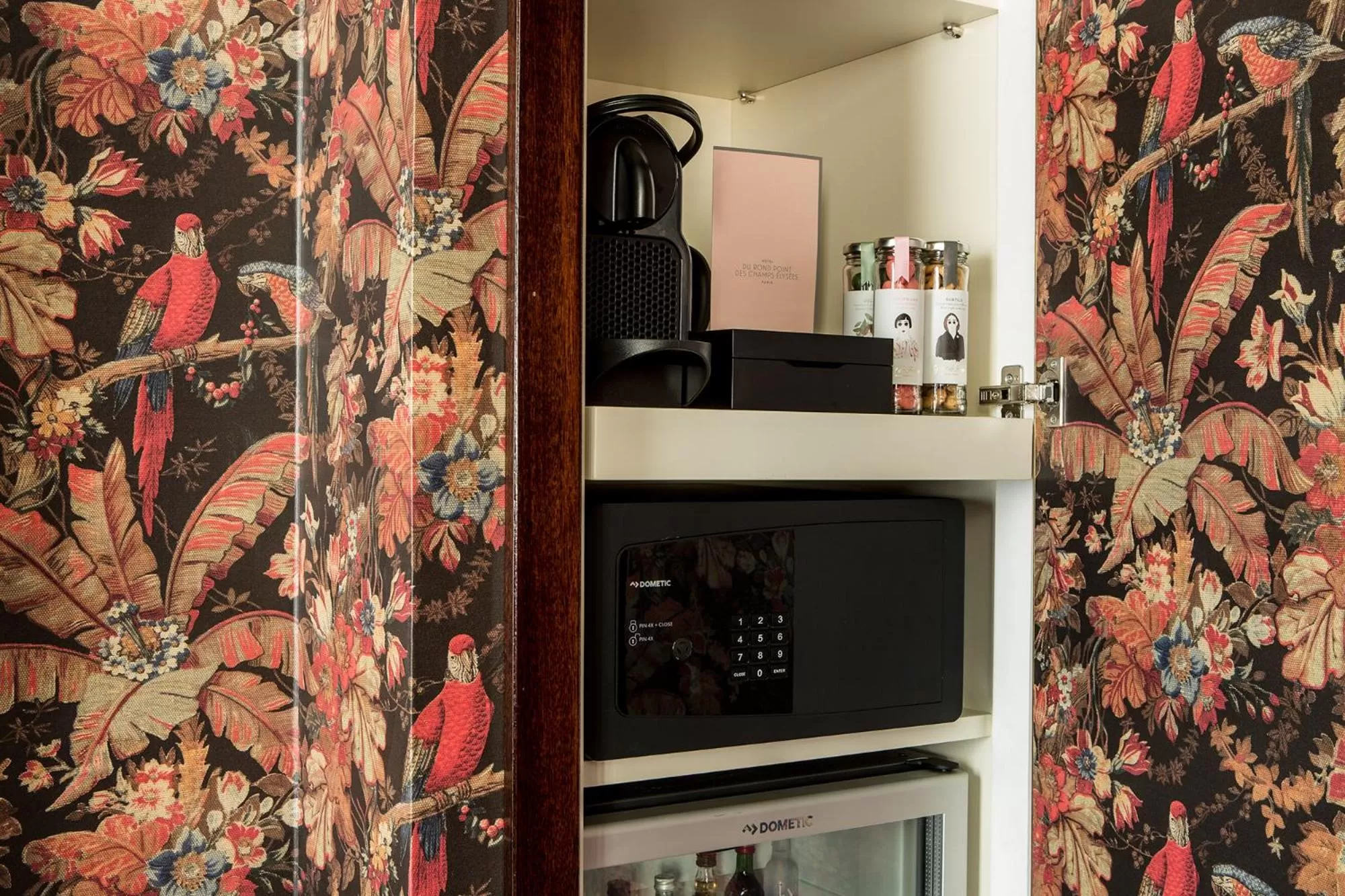 Coffee/tea facilities in Hôtel du Rond-point des Champs-Élysées - Esprit de France