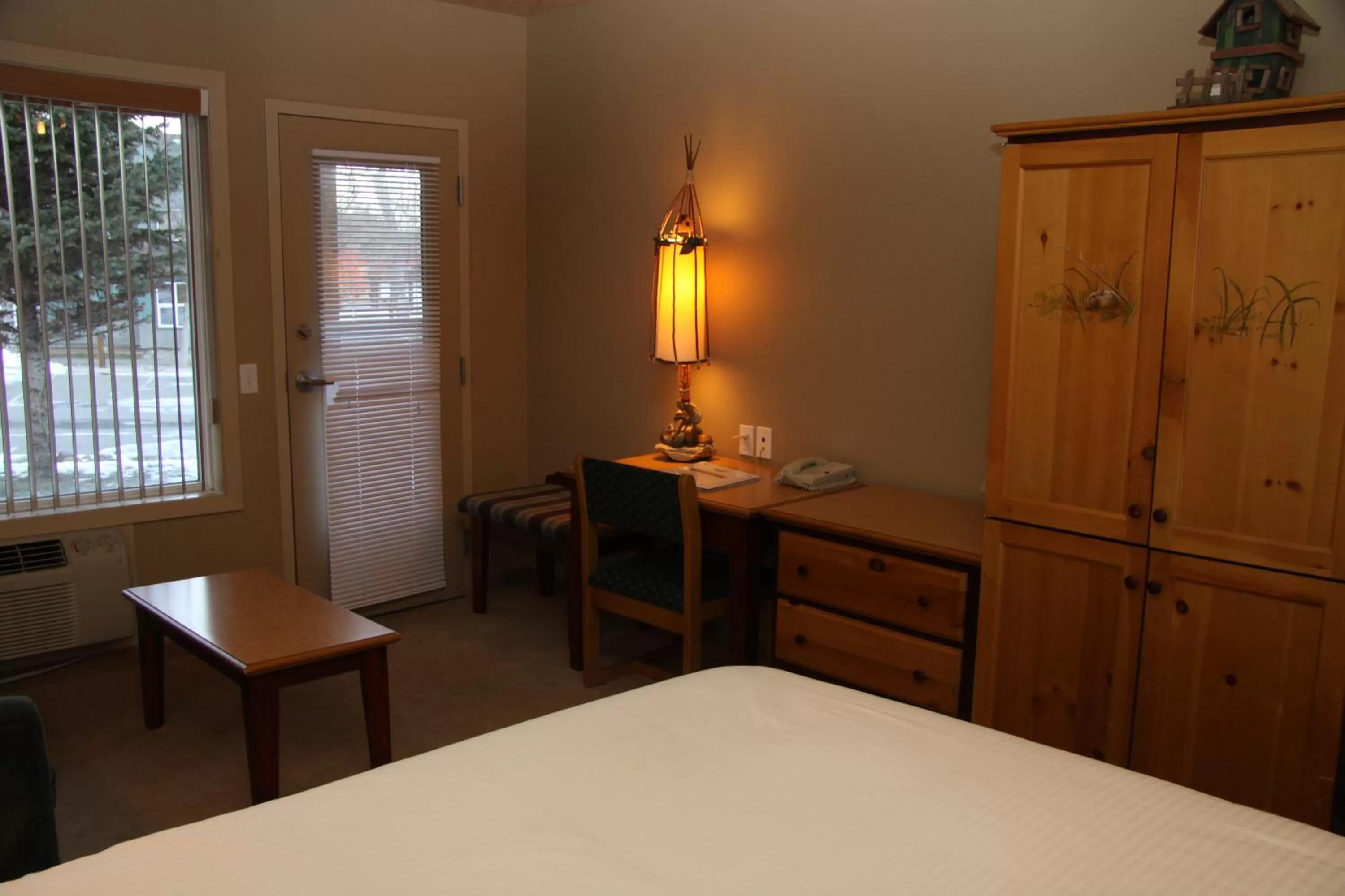 Seating area, Bed in Waterton Lakes Lodge Resort
