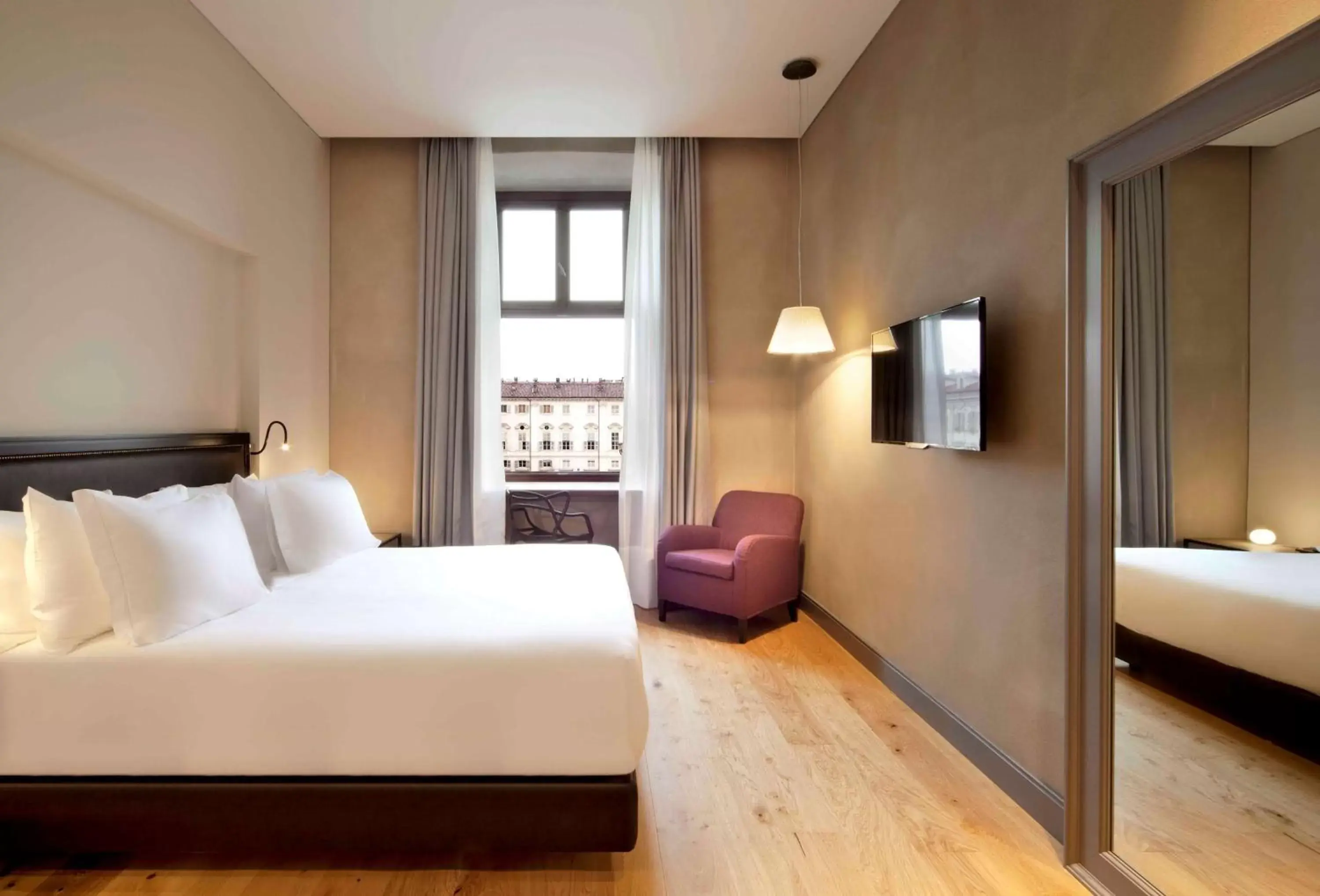 Photo of the whole room, Bed in NH Collection Torino Piazza Carlina