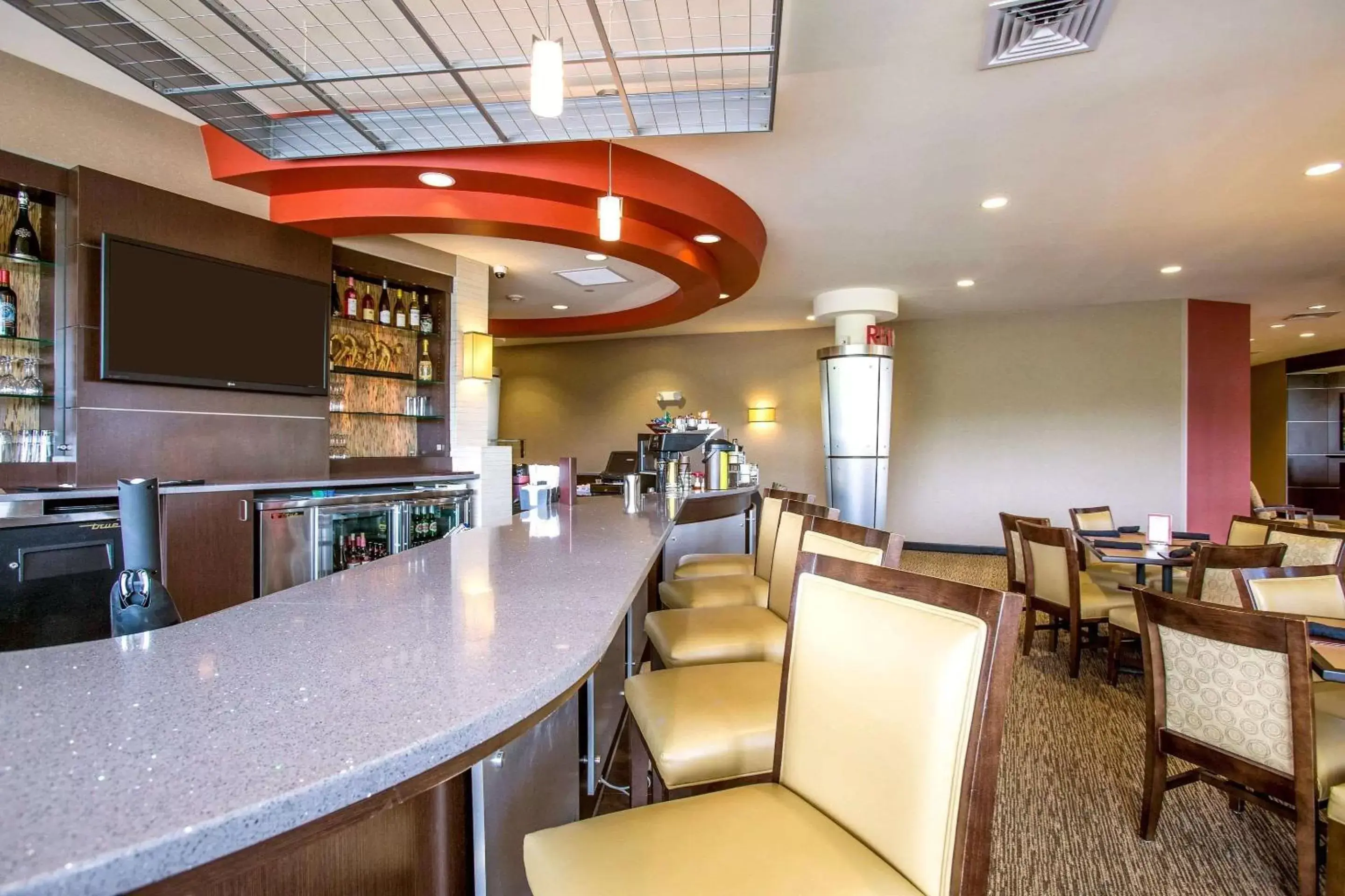 Lounge or bar, Restaurant/Places to Eat in Cambria Hotel Rapid City near Mount Rushmore