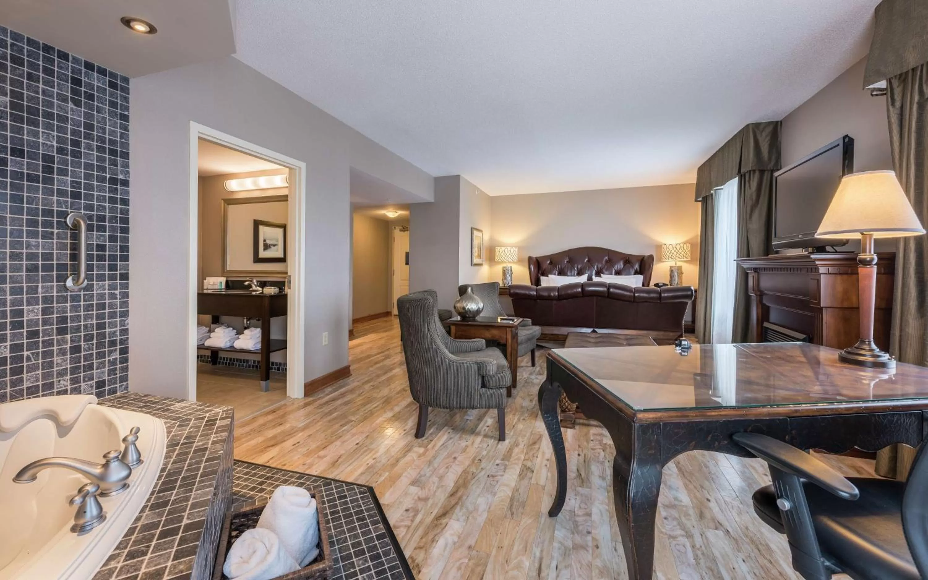 Living room, Bed in Hampton Inn & Suites by Hilton Moncton