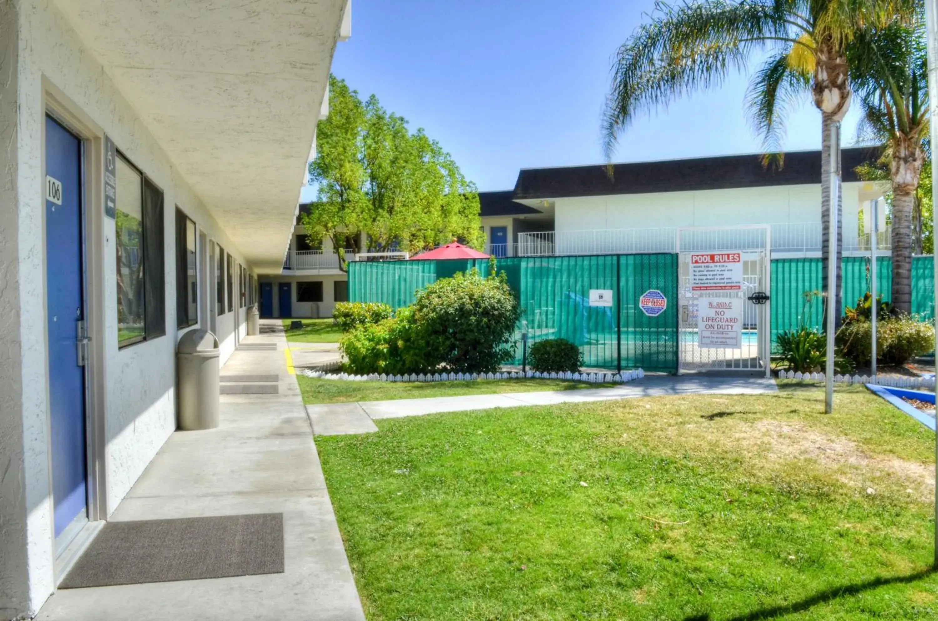 Swimming pool, Property Building in Motel 6 Santa Nella, CA - Los Banos - Interstate 5