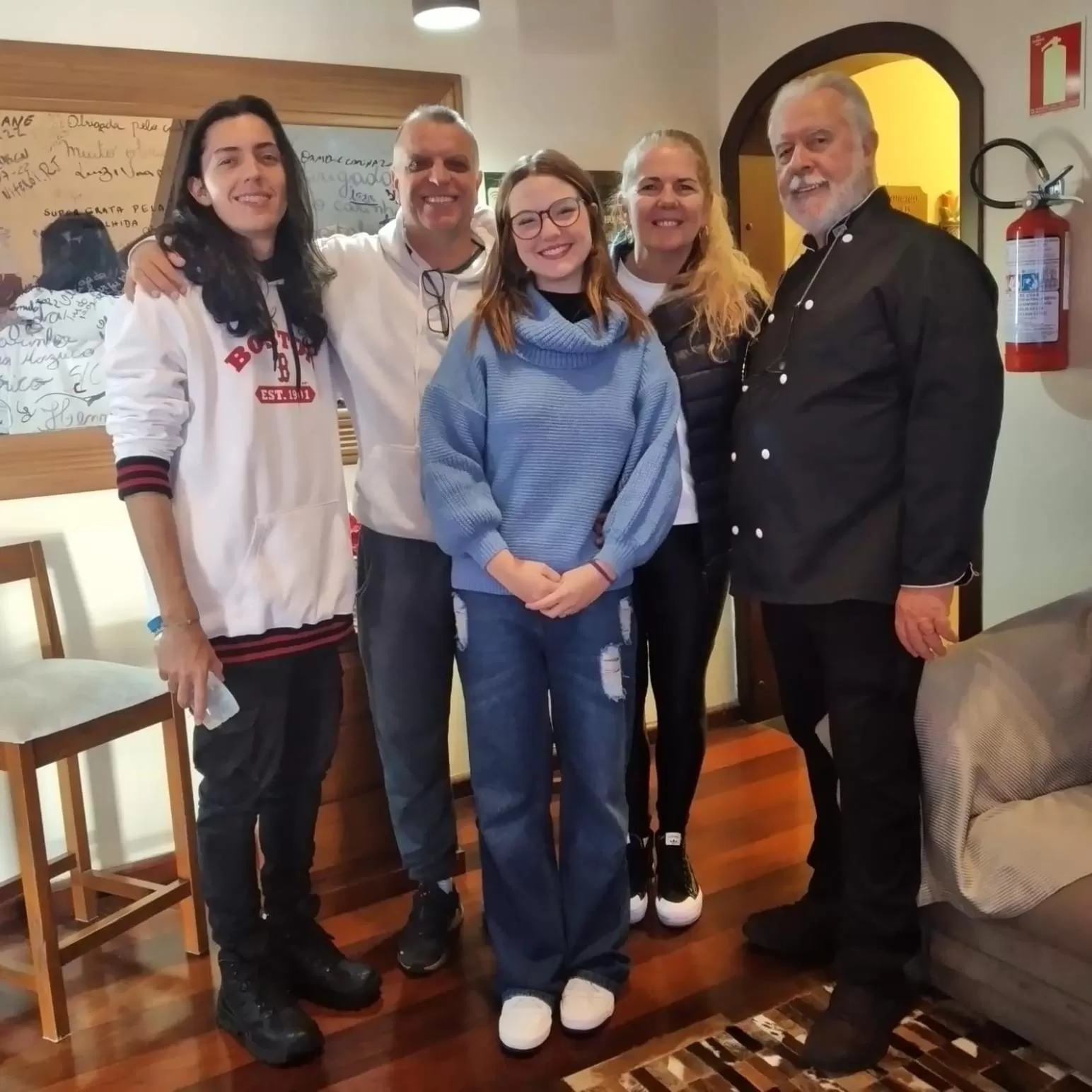 Seating area in Pousada Green House by Conrado Vitali