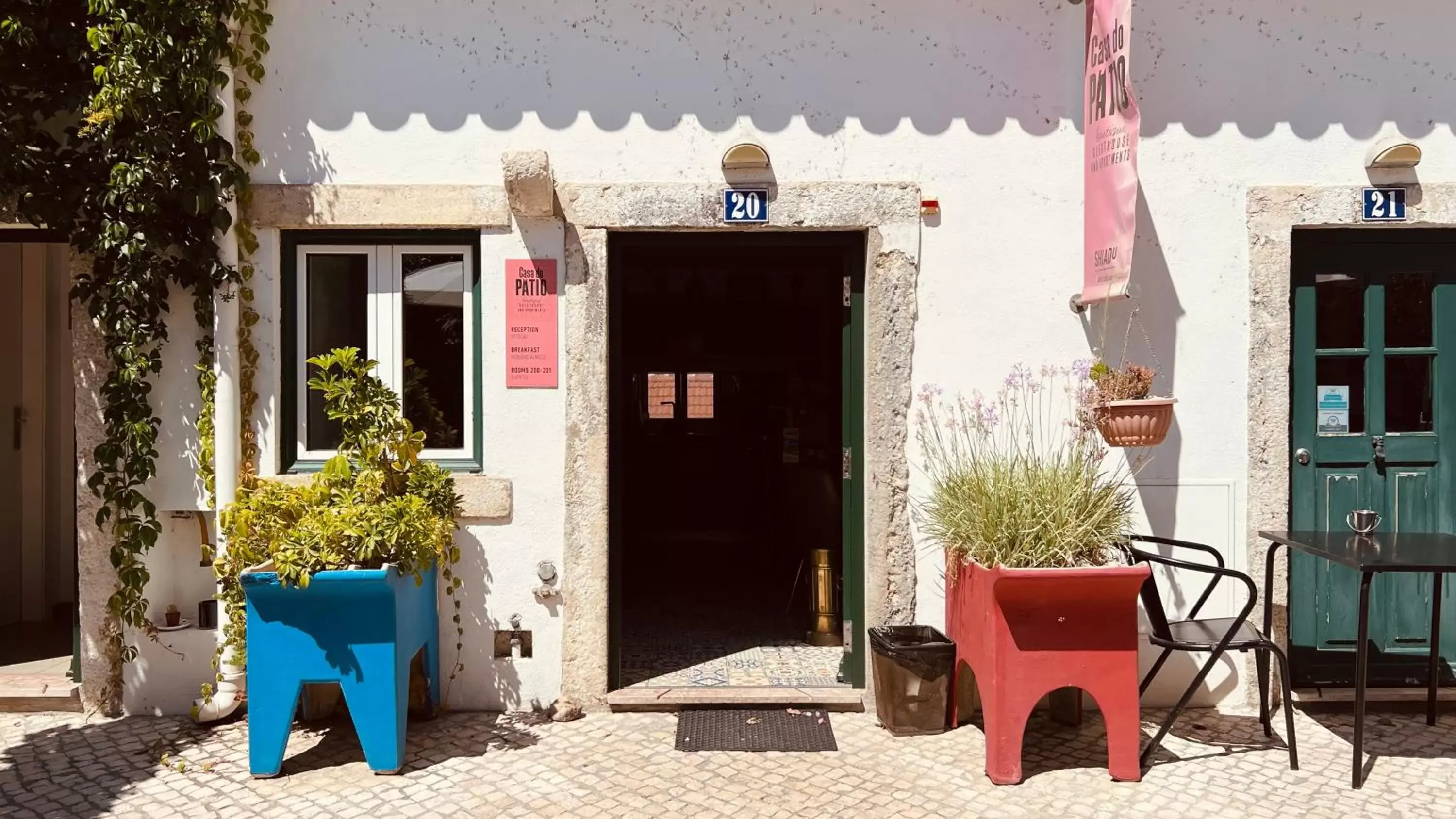 Facade/entrance in Casa do Patio by Shiadu