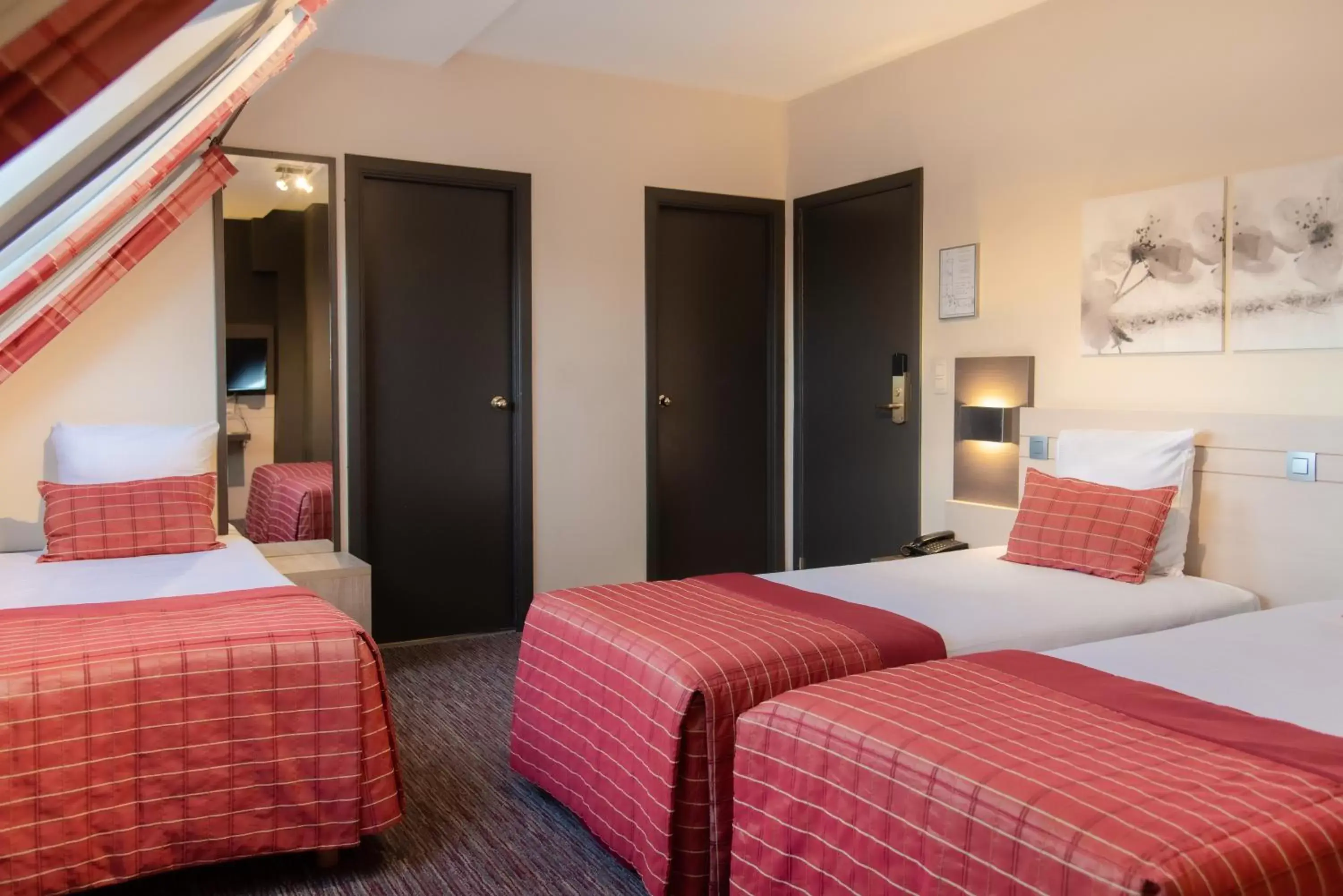 Classic Triple Room in B&B HOTEL Mons Centre Classic Triple Room in B&B HOTEL Mons Centre