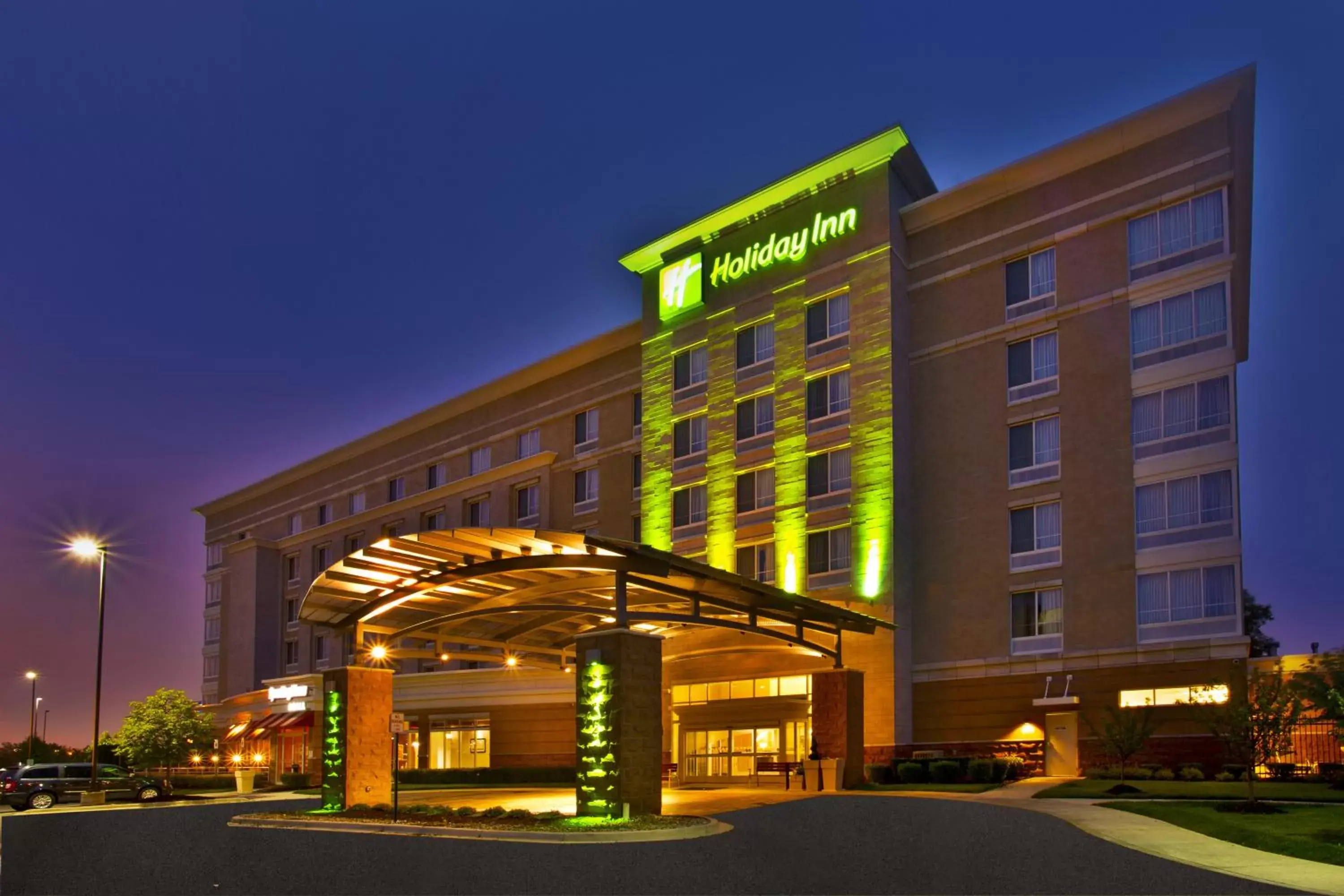 Property Building in Holiday Inn Hotel Detroit Metro Airport, an IHG Hotel