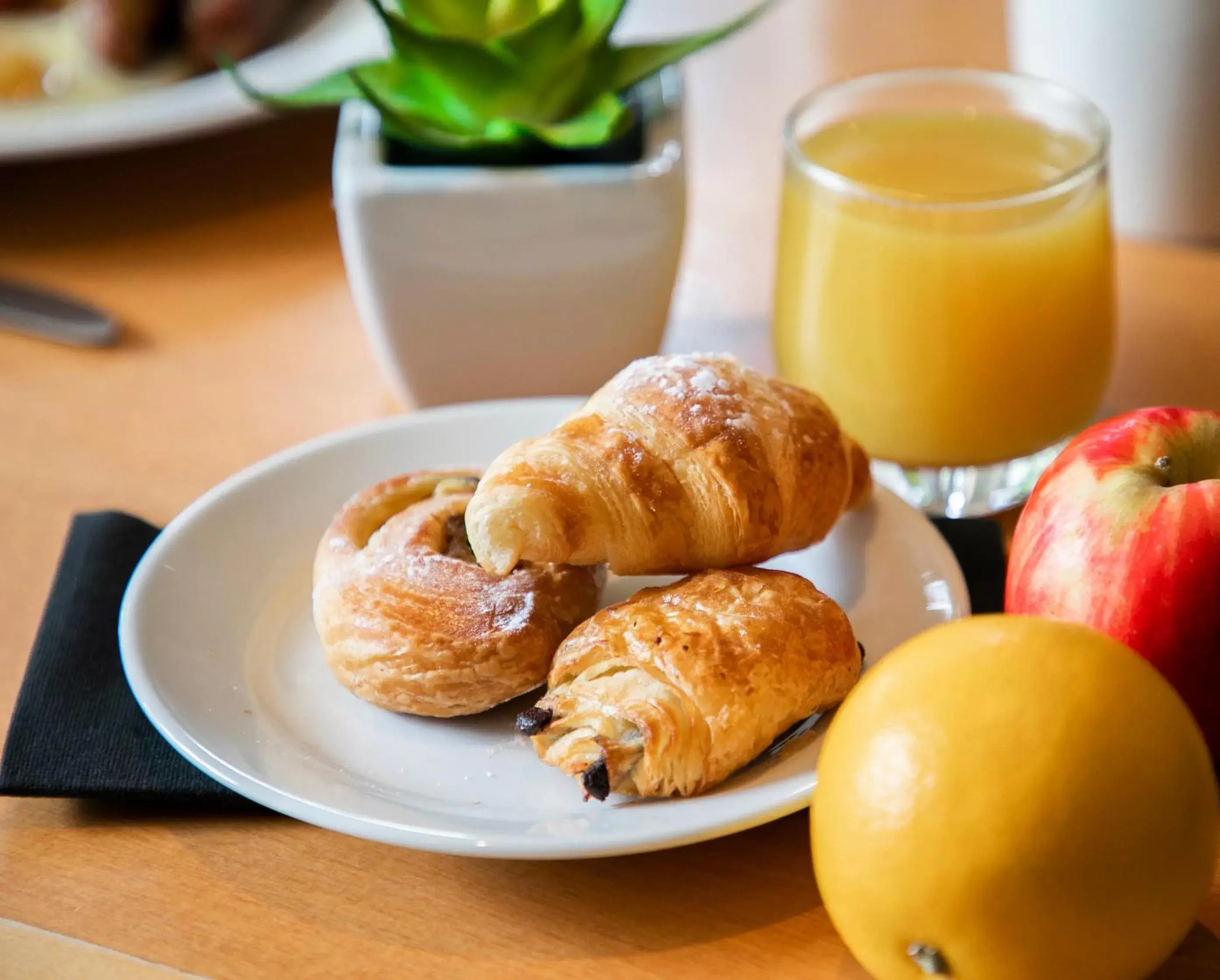 Breakfast in Holiday Inn Edinburgh Zoo, an IHG Hotel