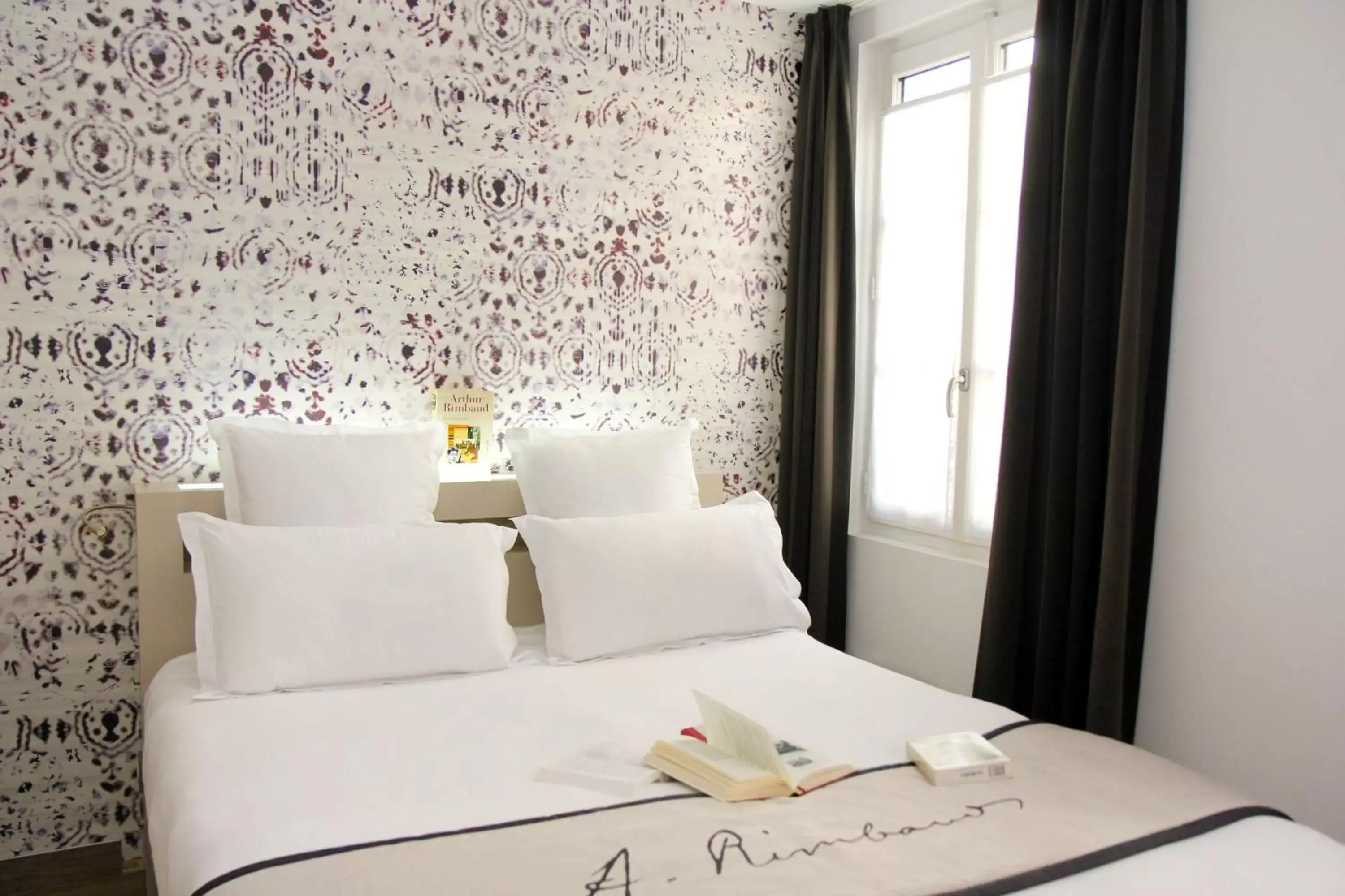 Photo of the whole room, Bed in Hôtel Littéraire Arthur Rimbaud, BW Signature Collection