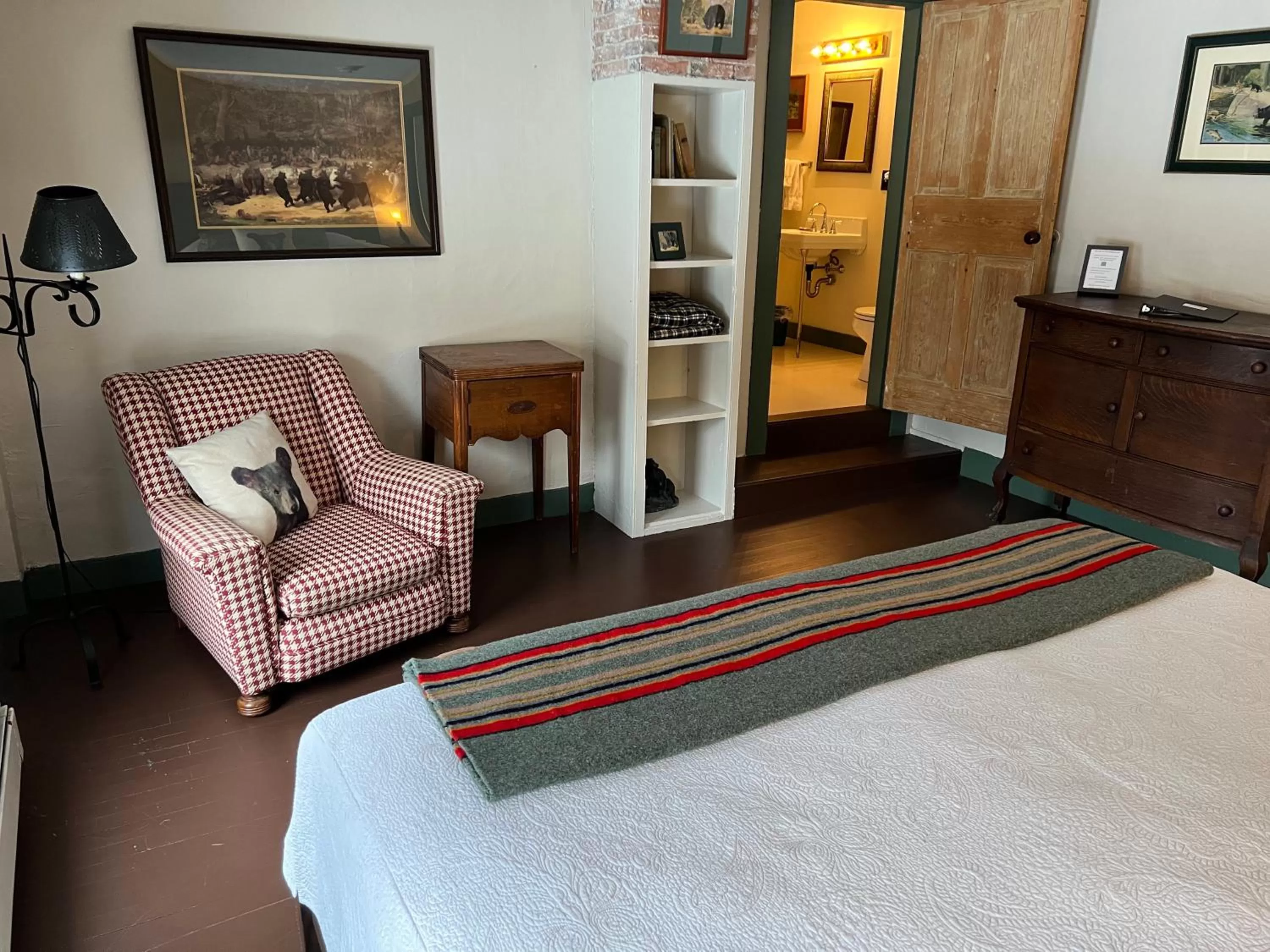 Seating area, Bed in Shoreham Inn Bed & Breakfast